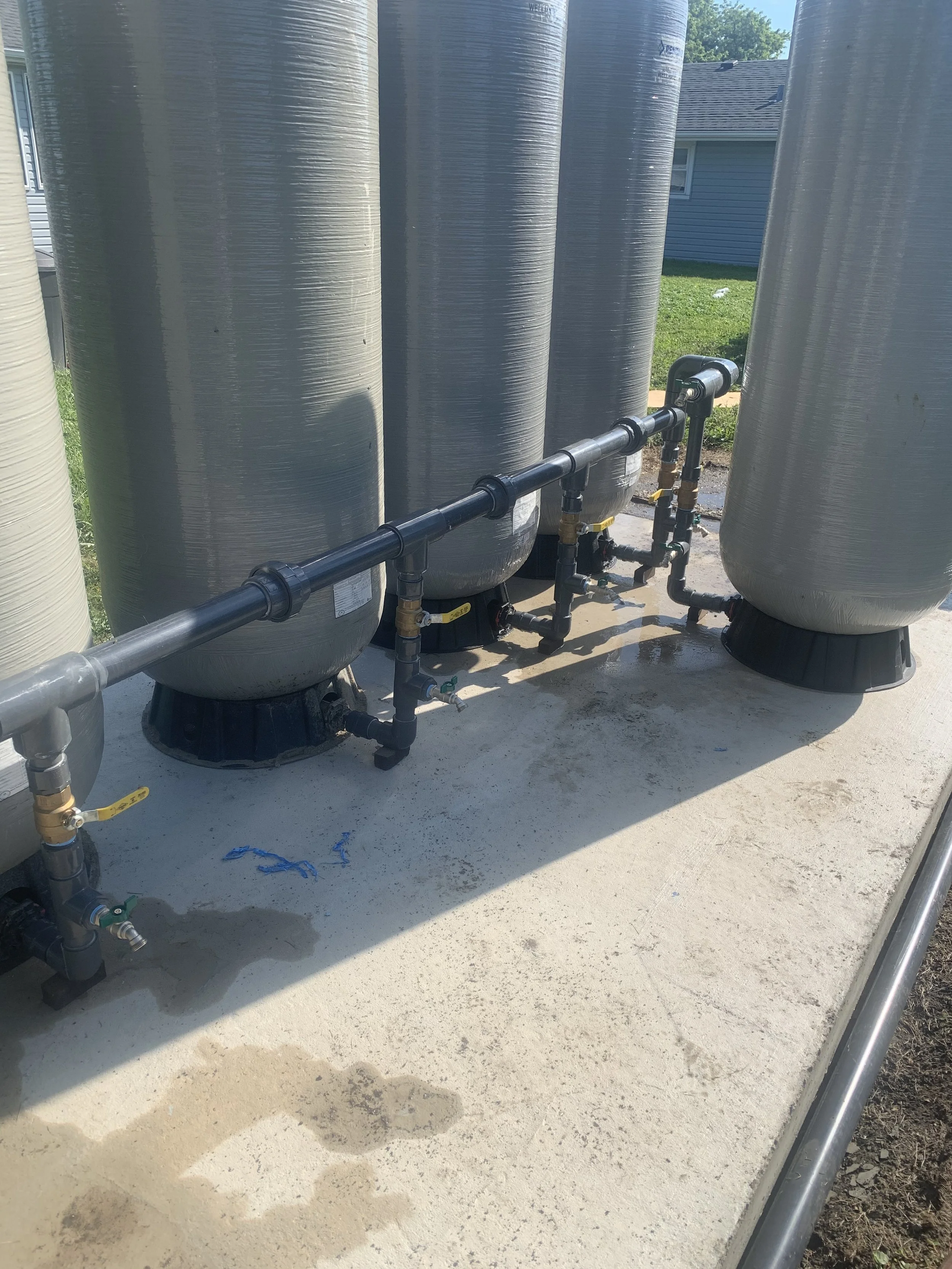 Pressure tank/manifold installation