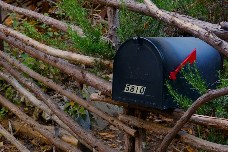 8-cho_mailbox_sm.webp