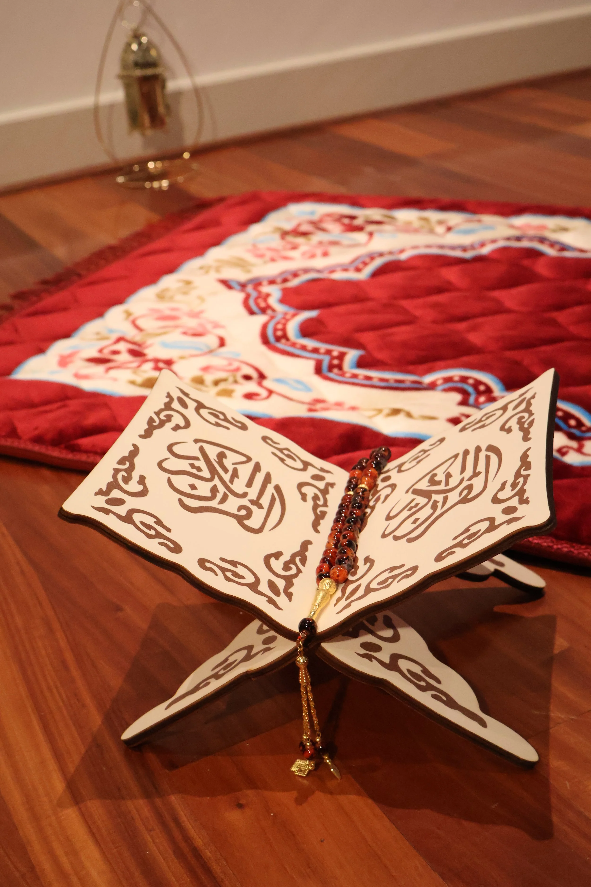 Wooden elegant Quran stand, prayer beads