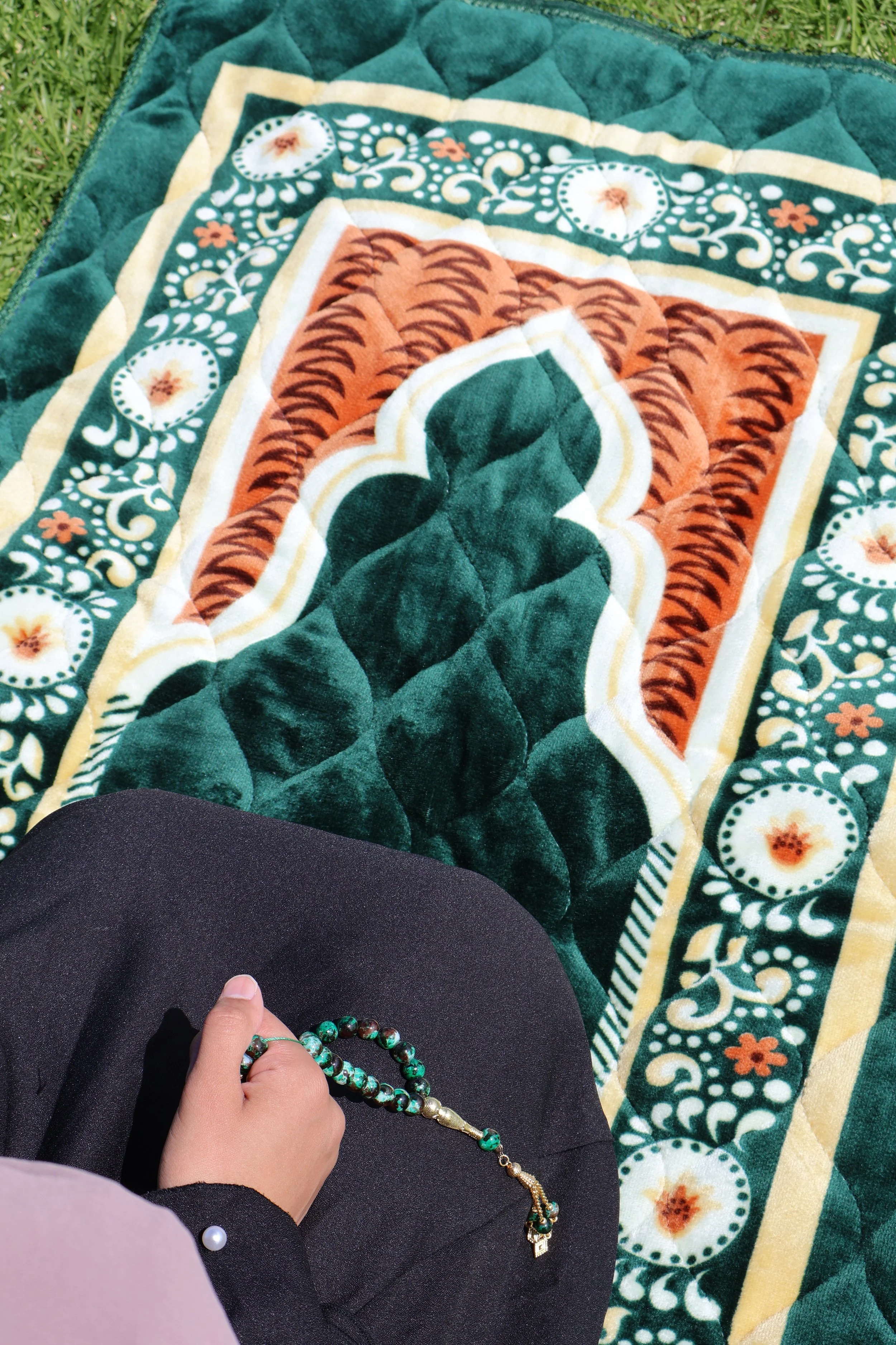 Islamic prayer mat elegant design, prayer beads