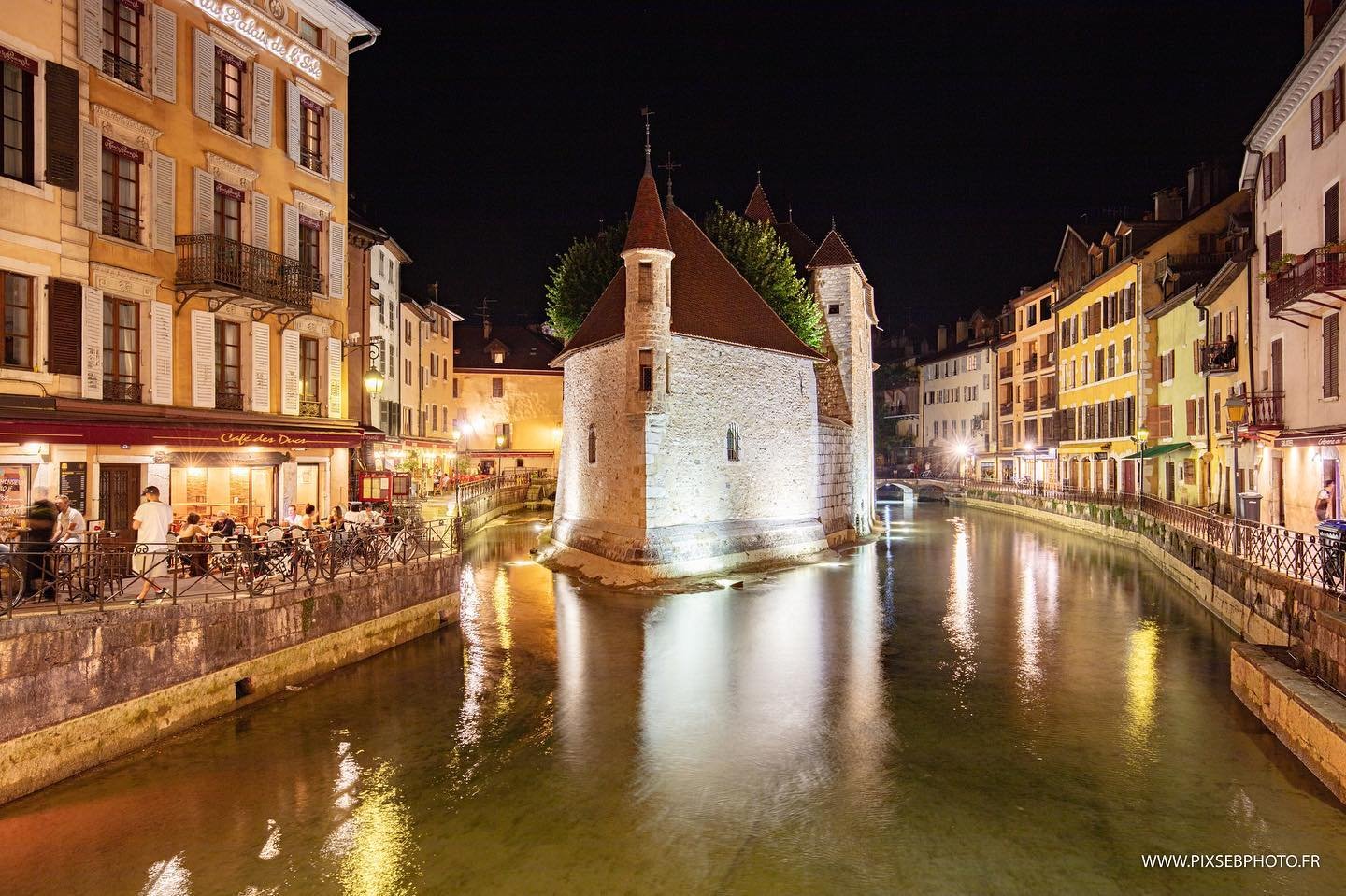 Annecy by night #annecy #annecytourism #pixsebphoto #photographe #annecypaysages #annecycity