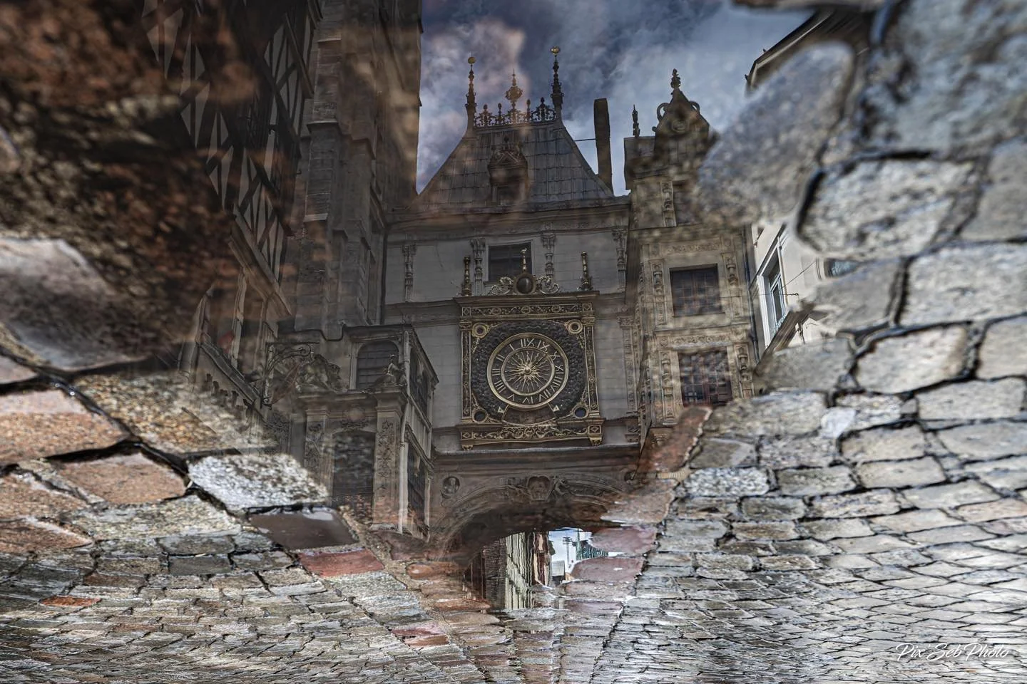 Rue du gros horloge Rouen. 📸 🌧 #groshorloge #rouen #pluie #reflet