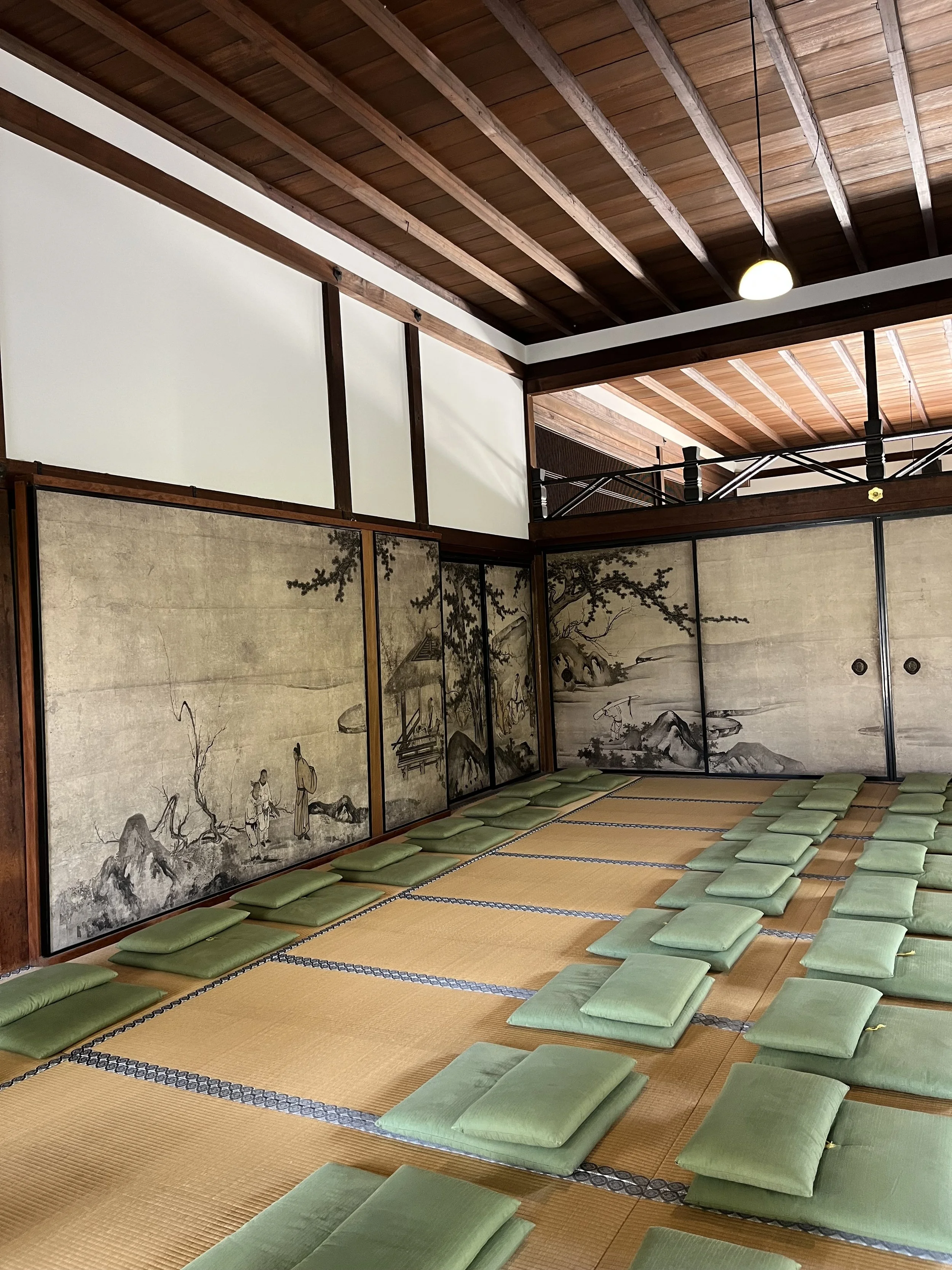 Kenninji (建仁寺) is a Zen temple located just south of Kyoto's famous Gion entertainment district