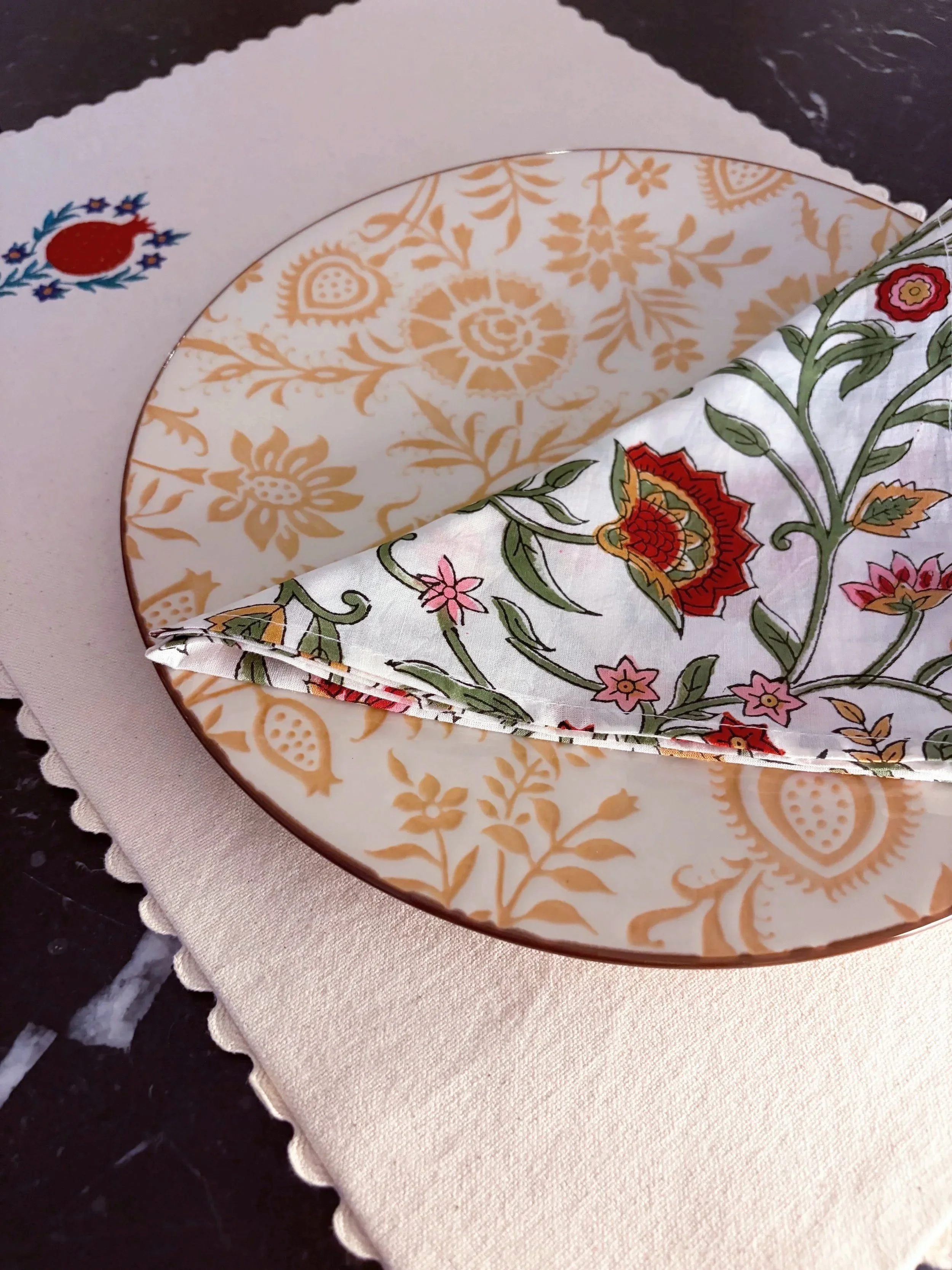Embroidered motif of Jardin Nar on Table Mat and Napkins. Available in a Set of 2 to style your dining experience.