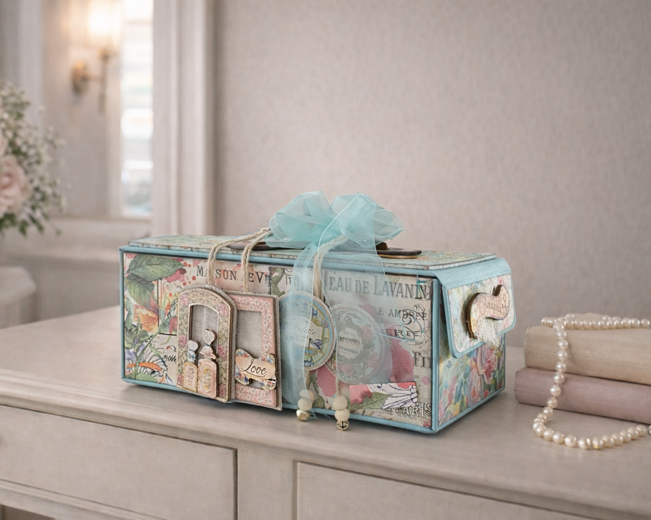 Caja artesanal con compartimentos interiores, creada a mano para conservar pequeños recuerdos, fotografías y detalles especiales con un acabado elegante y funcional.