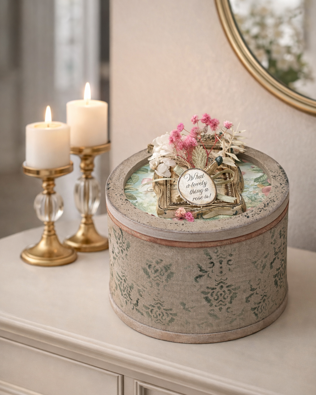 Caja redonda artesanal elaborada a mano, con diseño delicado y acabado decorativo, ideal para guardar recuerdos, joyas o pequeños objetos especiales.