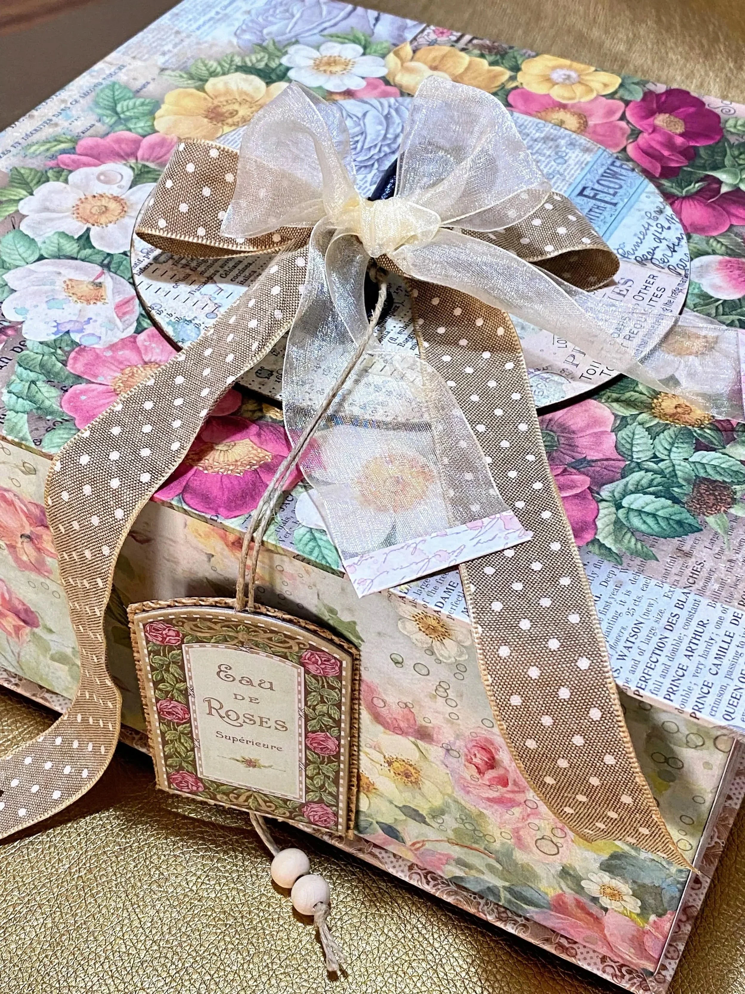 Caja álbum cuadrada hecha a mano con dobla lazos y detalles decorativos delicados, perfecta para guardar fotografías y recuerdos únicos.