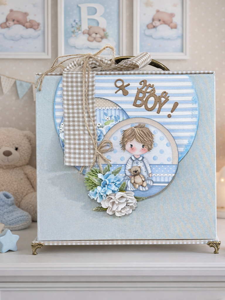 Álbum artesanal con caja decorativa “It’s a Boy”, diseñado para conservar los primeros recuerdos, fotografías y momentos más especiales de la llegada de un bebé.