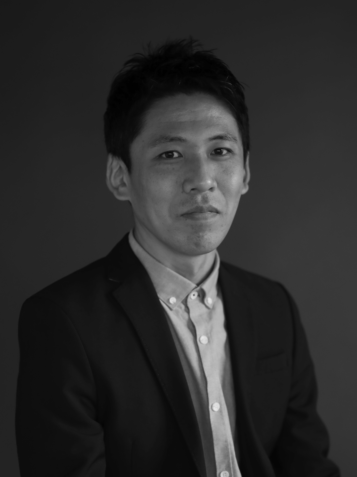 スーツ姿の男性のモノクロ写真