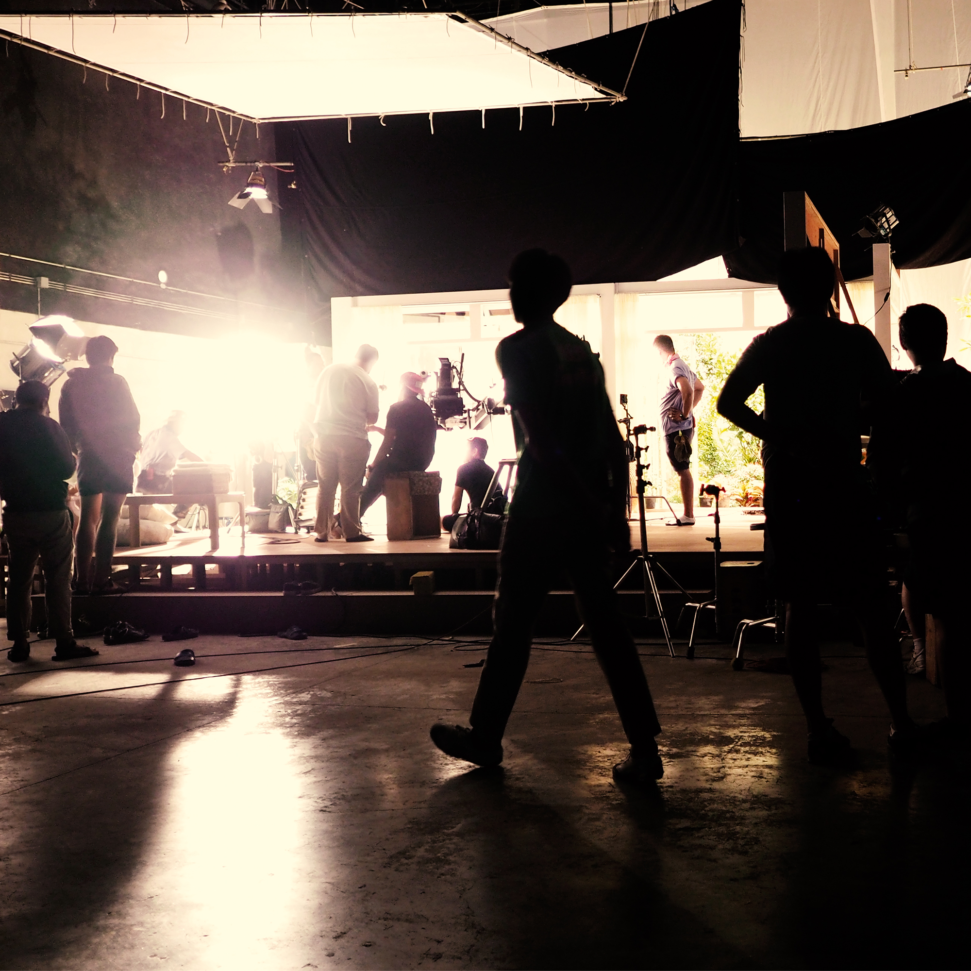 舞台裏でスタッフや出演者が準備をしている映画製作やテレビ番組の撮影現場のシーン