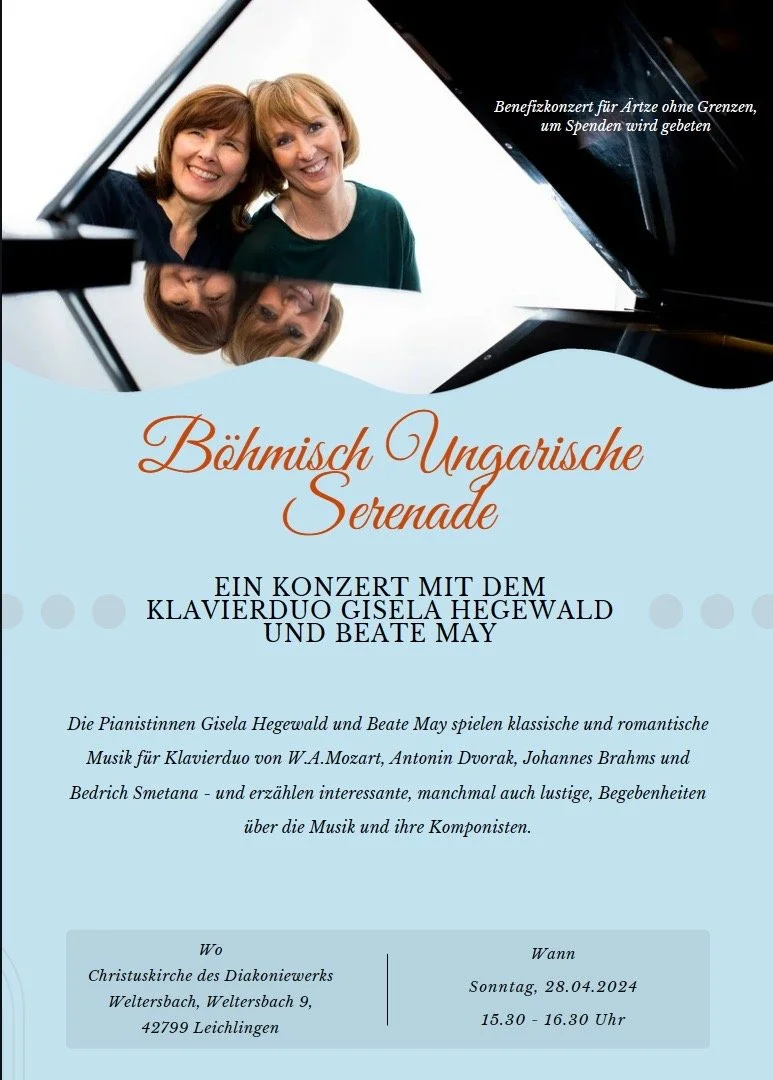 Flyer für ein Benefizkonzert namens 'Böhmiisch Ungarische Serenade' mit einem Bild zweier lachender Frauen am Klavier, bei dem die Pianistinnen Gisela Hegewald und Beate May klassische und romantische Musik spielen, inklusive Details zu Ort, Zeit und Spendenaufruf.