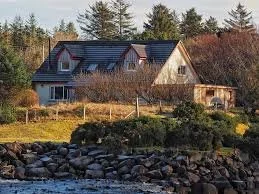 SKYE LODGE -  offers unique quality accommodation for individuals and groups. An authentic experience for guests on Loch Dunvegan, situated within an easy walk into the village of Dunvegan