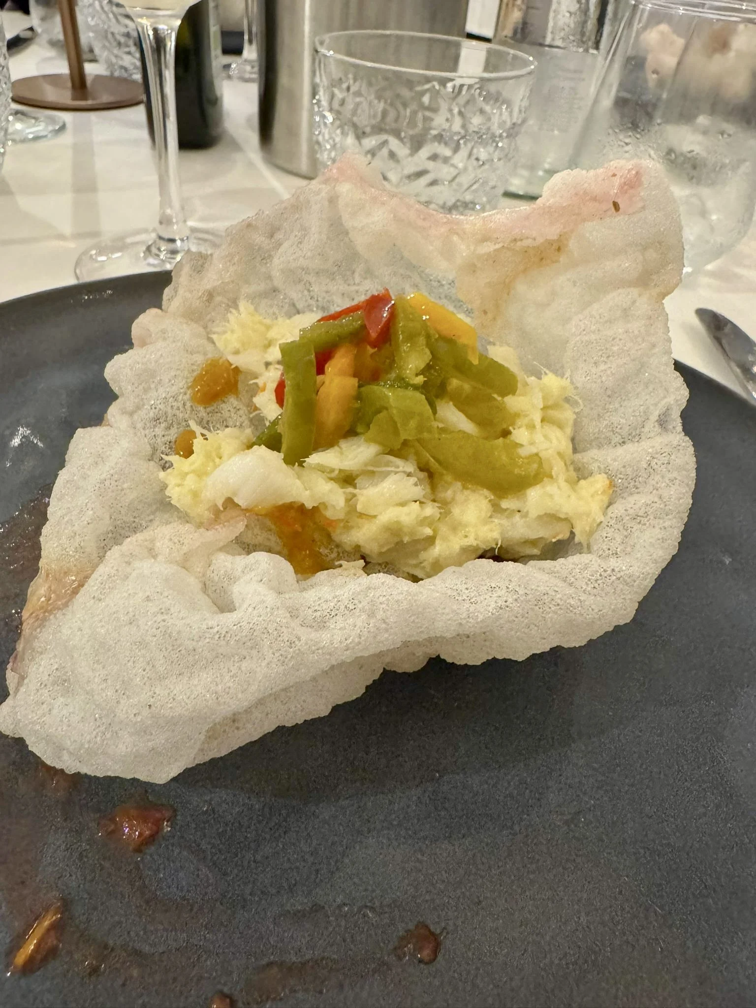 Cialda di riso croccante,baccalà mantecato agli agrumi e doppia consistenza di peperoni  dell’orto di mauro arrostiti