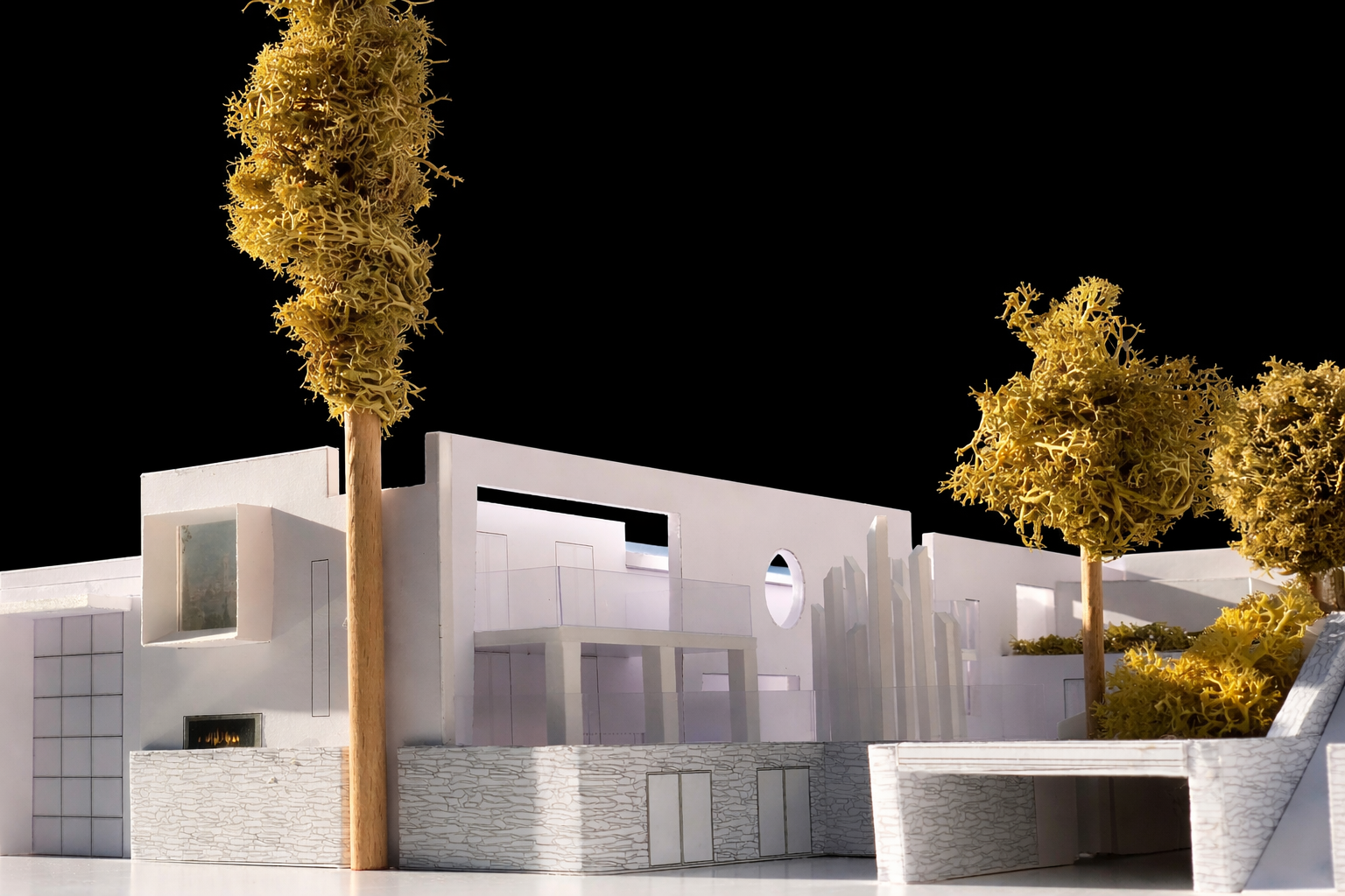 Modello di architettura moderna bianca con grandi finestre e piante di albero gialla, sfondo nero.