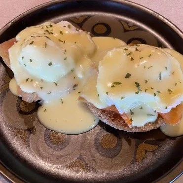 Eggs Norwegian with hollandaise 