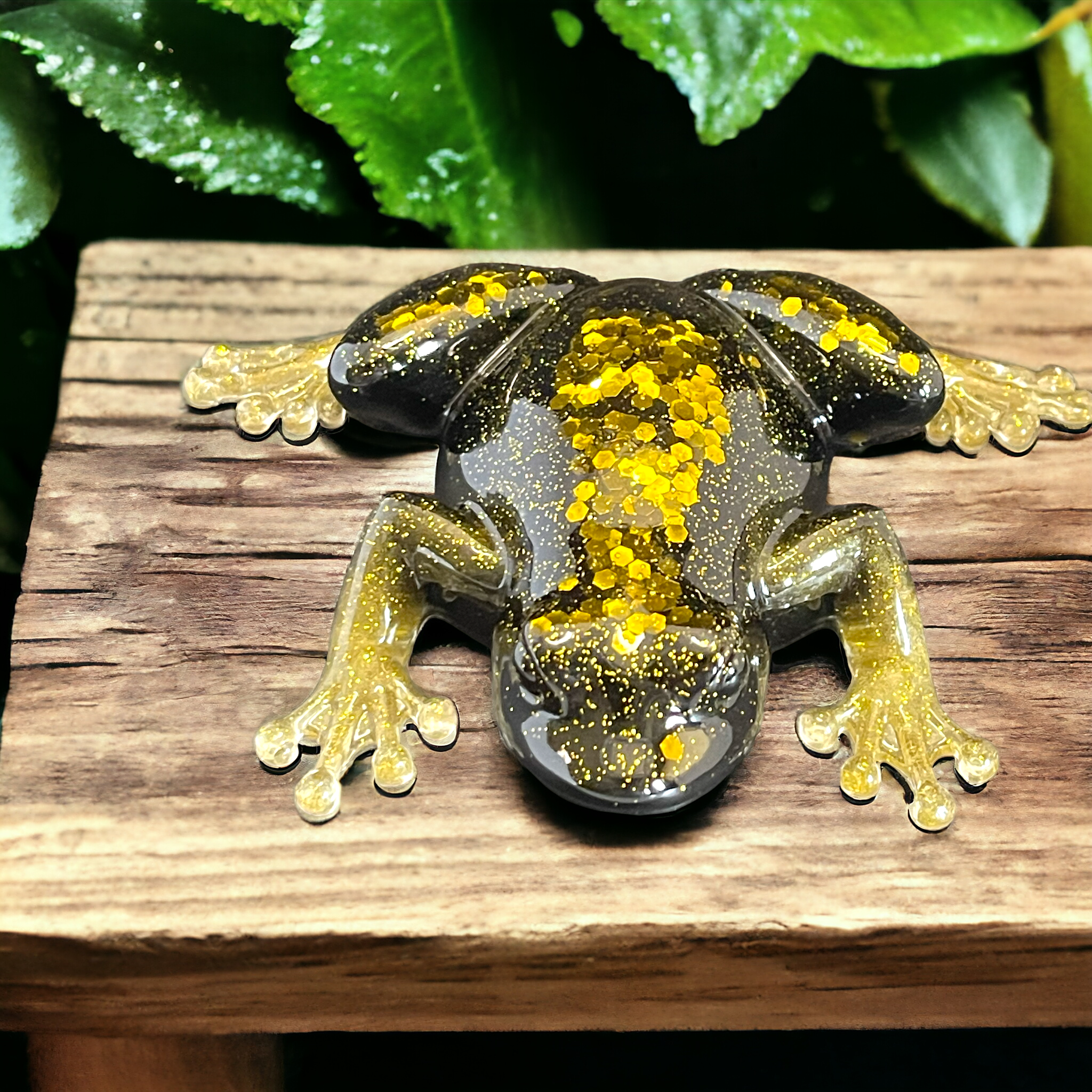 Resin Frog: Black/Gold with glitter