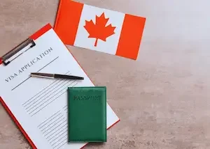 Demande de visa, passeport vert, et drapeau du Canada sur une table