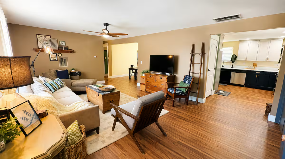 Living room with smart tv and fast wifi