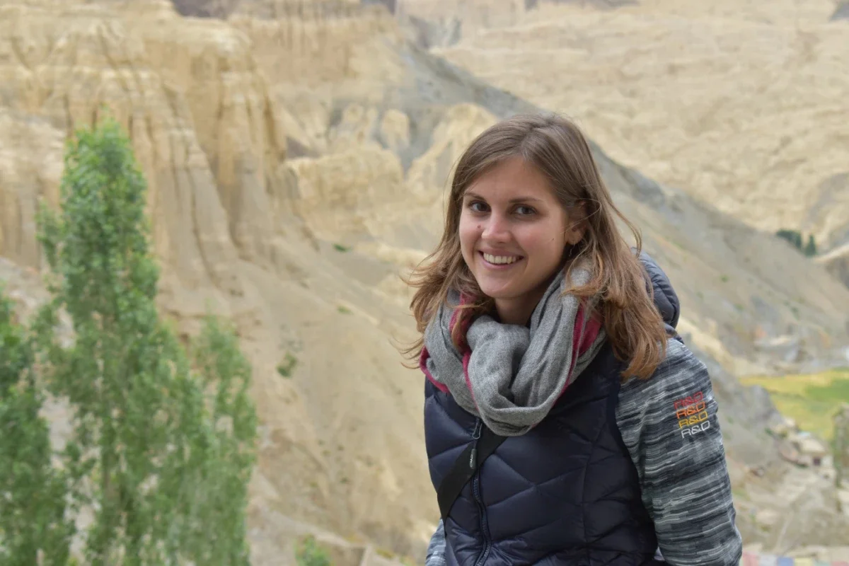 Andrea Reiser lächelt vital vor einer hellen Bergkulisse. Ihr zufriedener Gesichtsausdruck untermauert ihre positive Rezension über Heilpraktikerin Beatrice Bayer und den Erfolg des 28-Tage-Detox-Programms zur Erreichung ihres Wohlfühlgewichts.