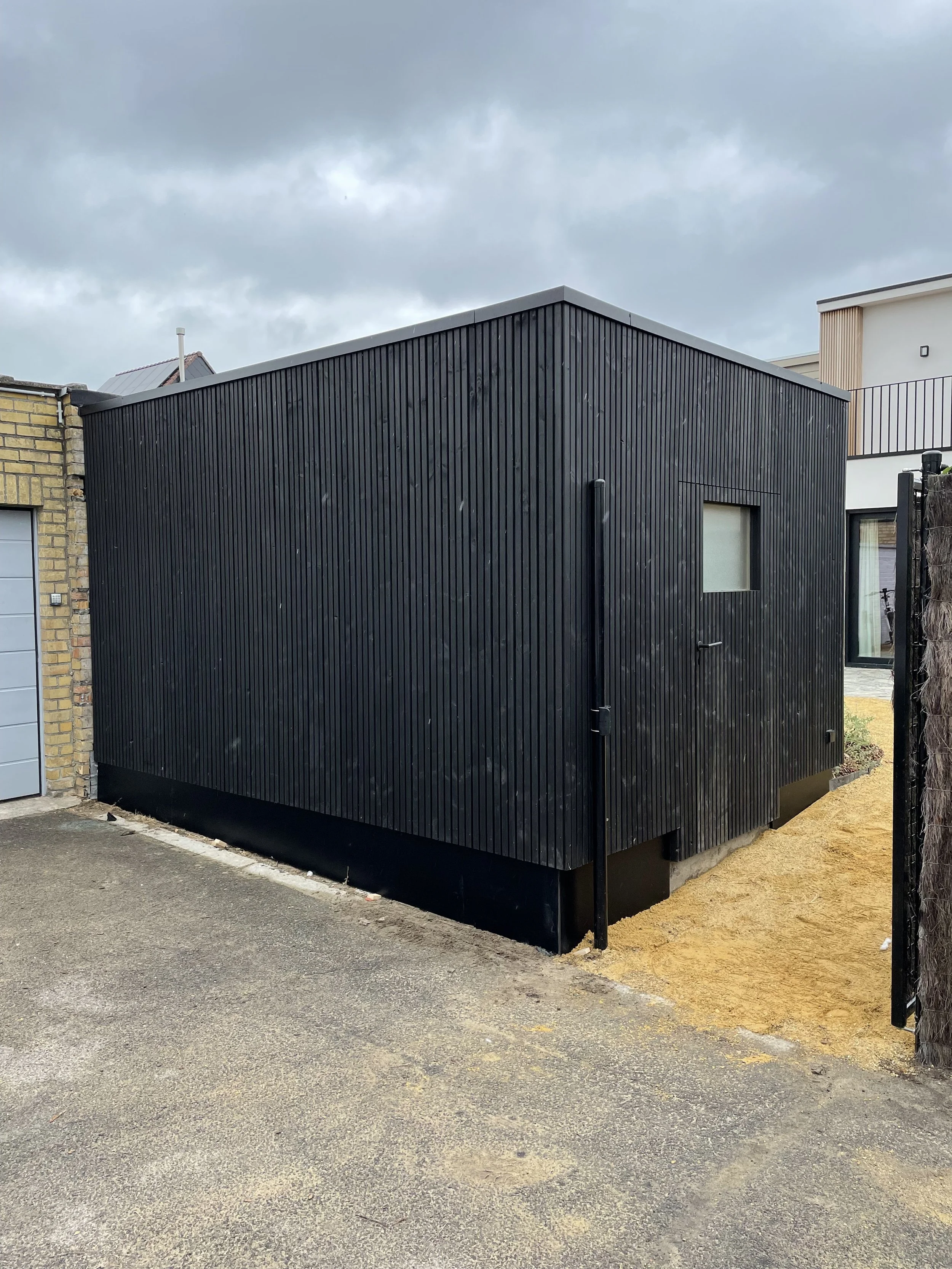 Zwart tuinhuis op maat, buitenschrijnwerk door Sorgeloose in West-Vlaanderen