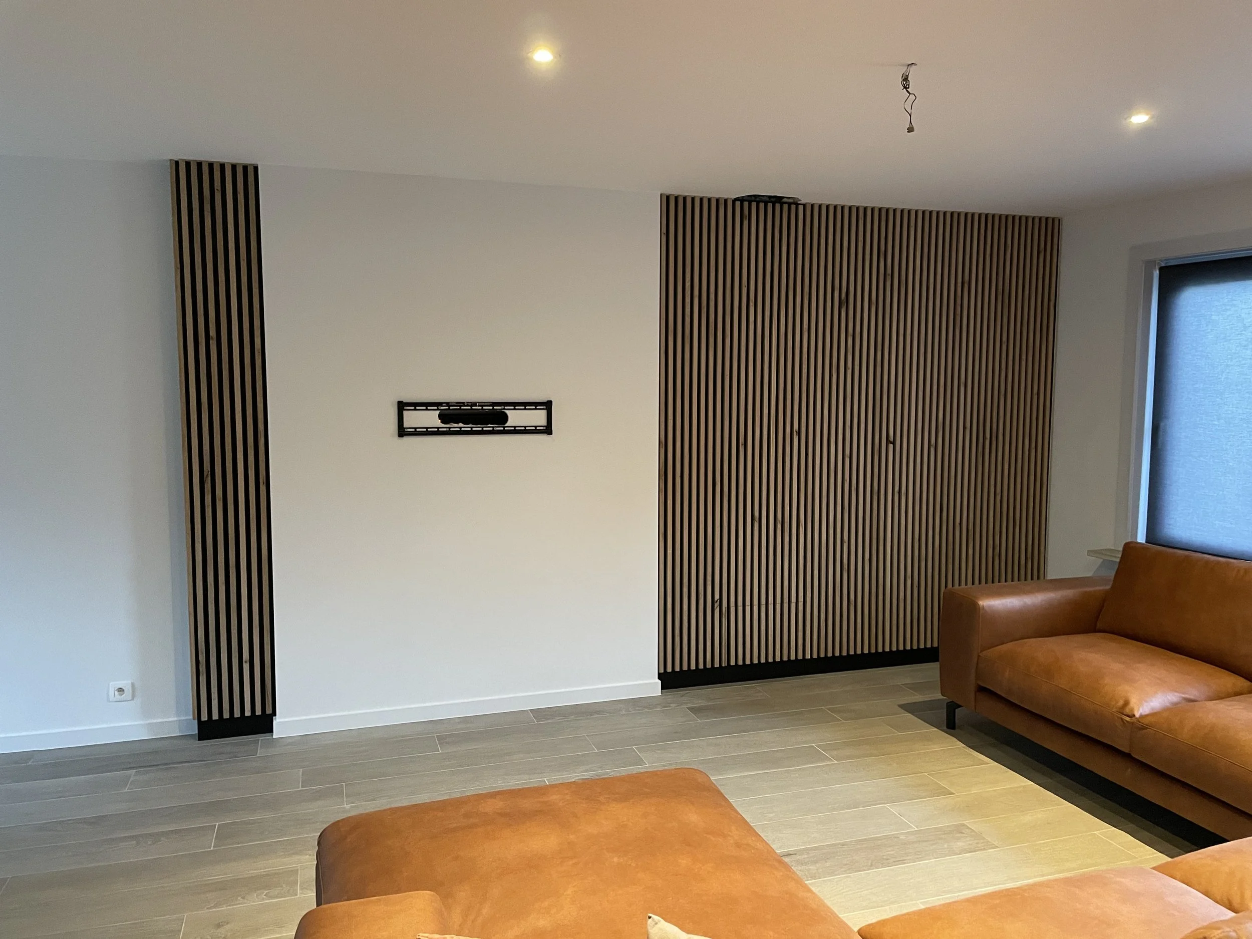 Stijlwand met houten latten op maat, binnenschrijnwerk door Sorgeloose in Brugge