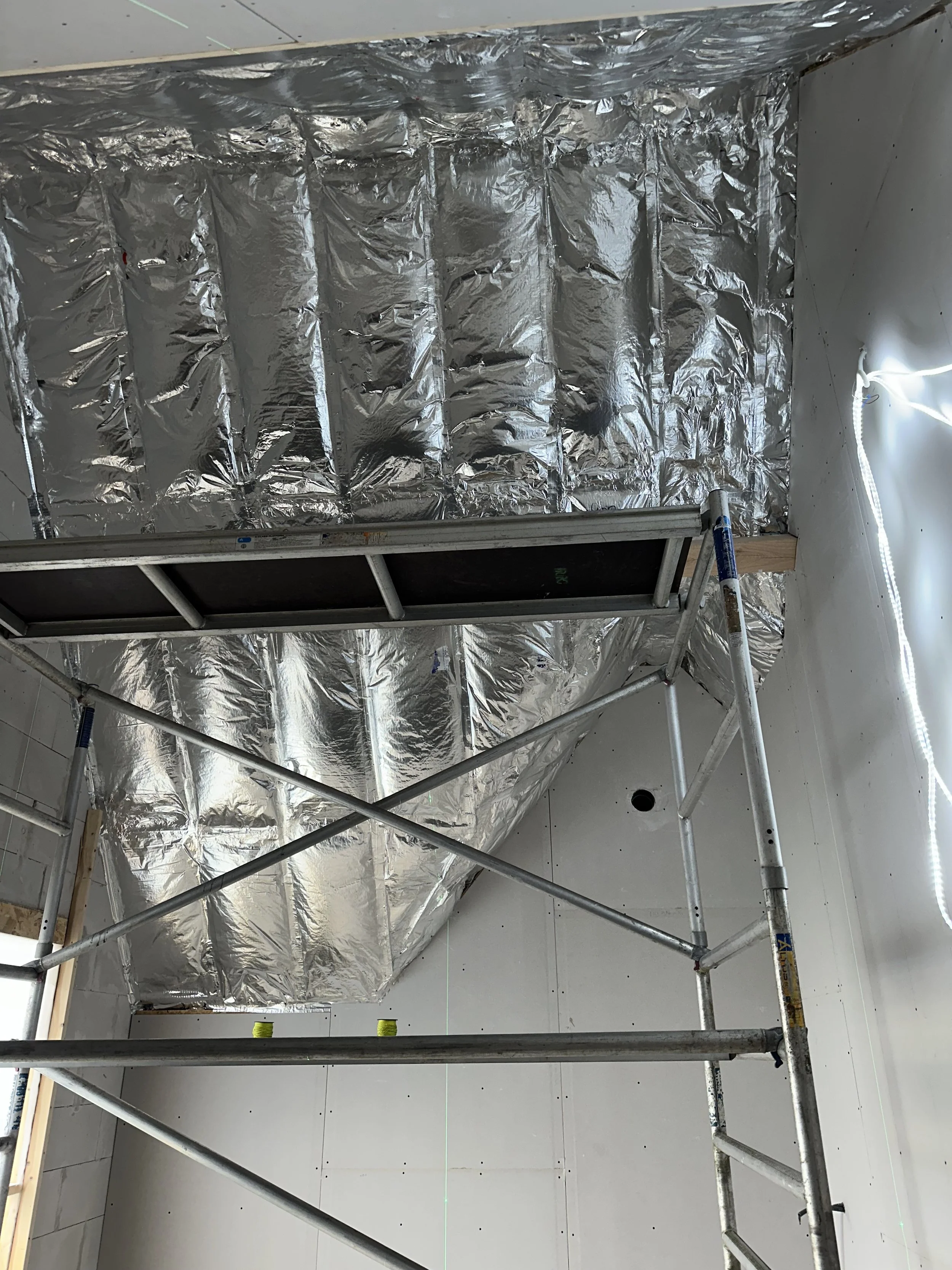 Alt-tekst:
Isolatie en gyprocwerken aan plafond in uitvoering, afwerking op maat door Sorgeloose in regio Brugge