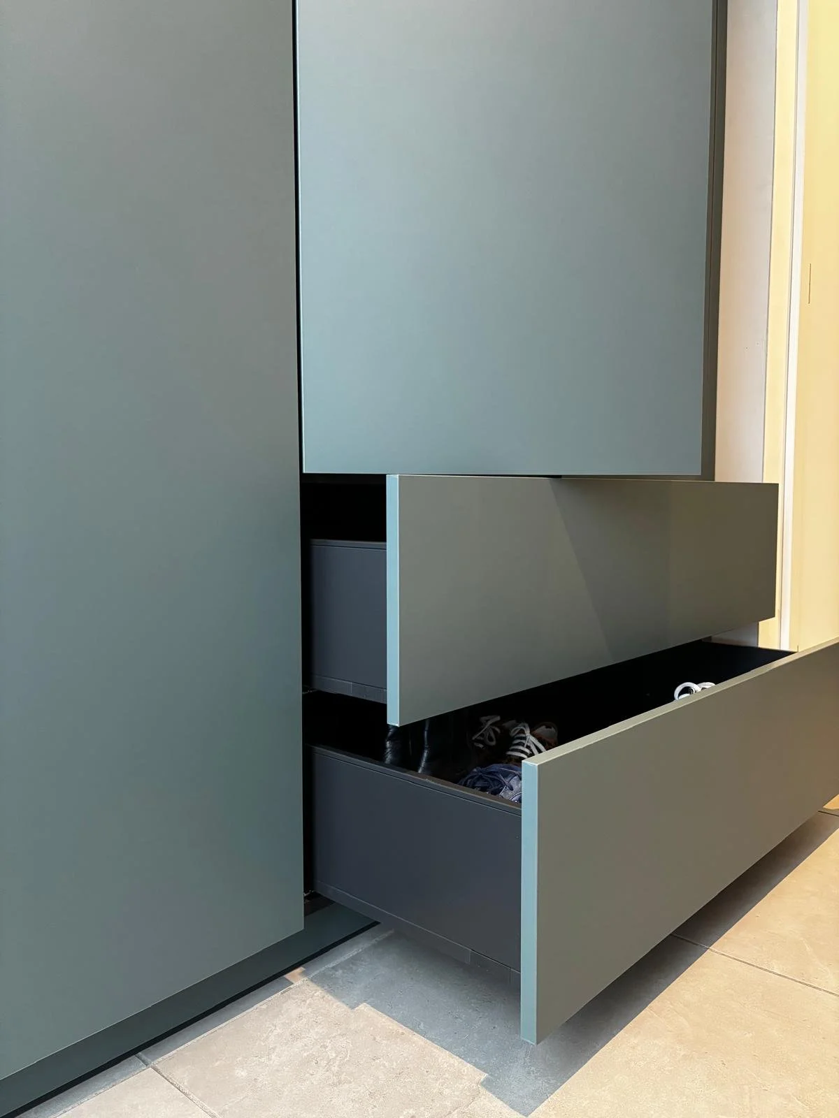 Groene ingebouwde kast op maat, schrijnwerk door Sorgeloose in Brugge