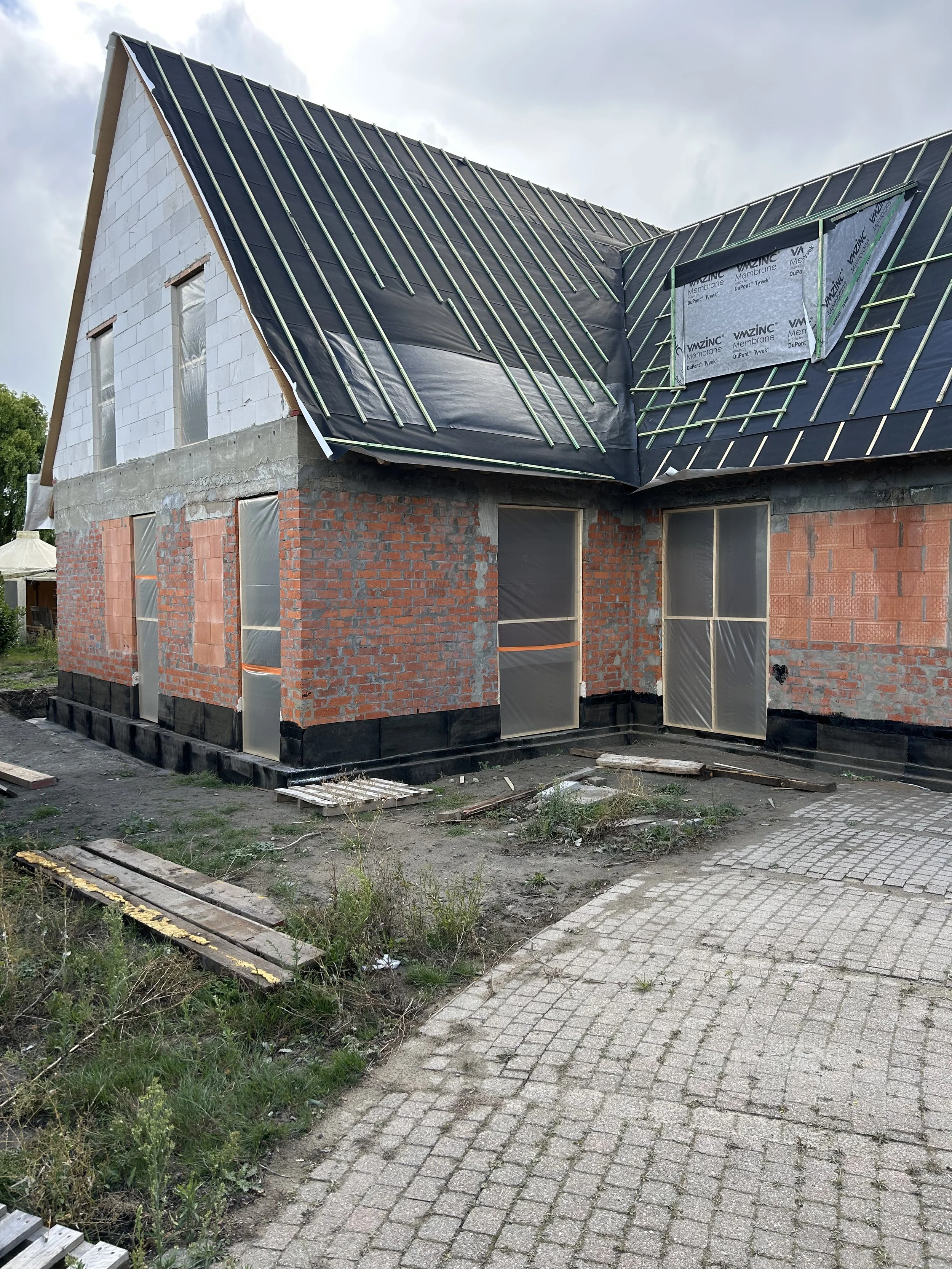 ieuwbouwwoning in opbouw met dakafwerking en buitenschrijnwerk, project door Sorgeloose in Brugge
