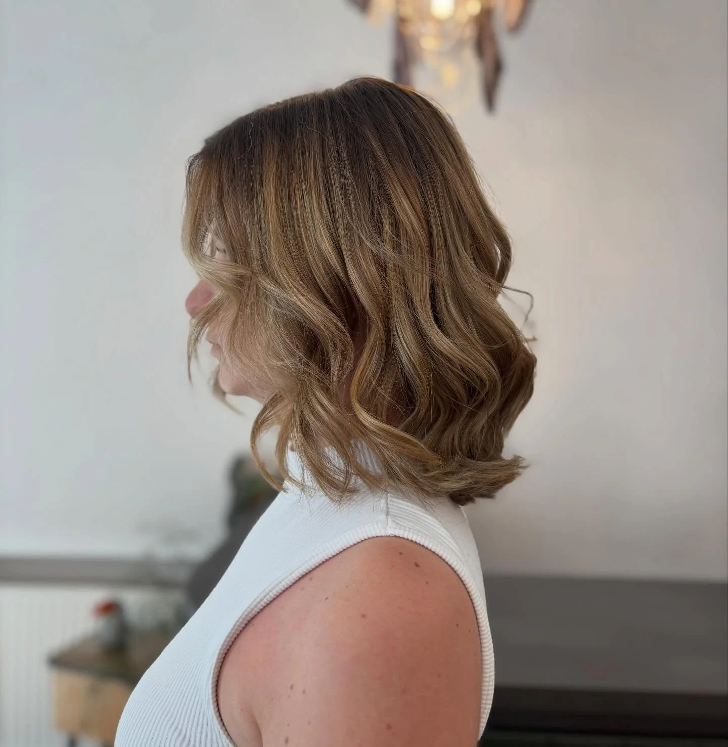 Fresh cut, soft waves &amp; that creamy blonde glow ✨
Sometimes a little change is all you need 🤍

#balayageblonde #blondehair #bobhaircut #hairmakeover #beachwaves modernhair