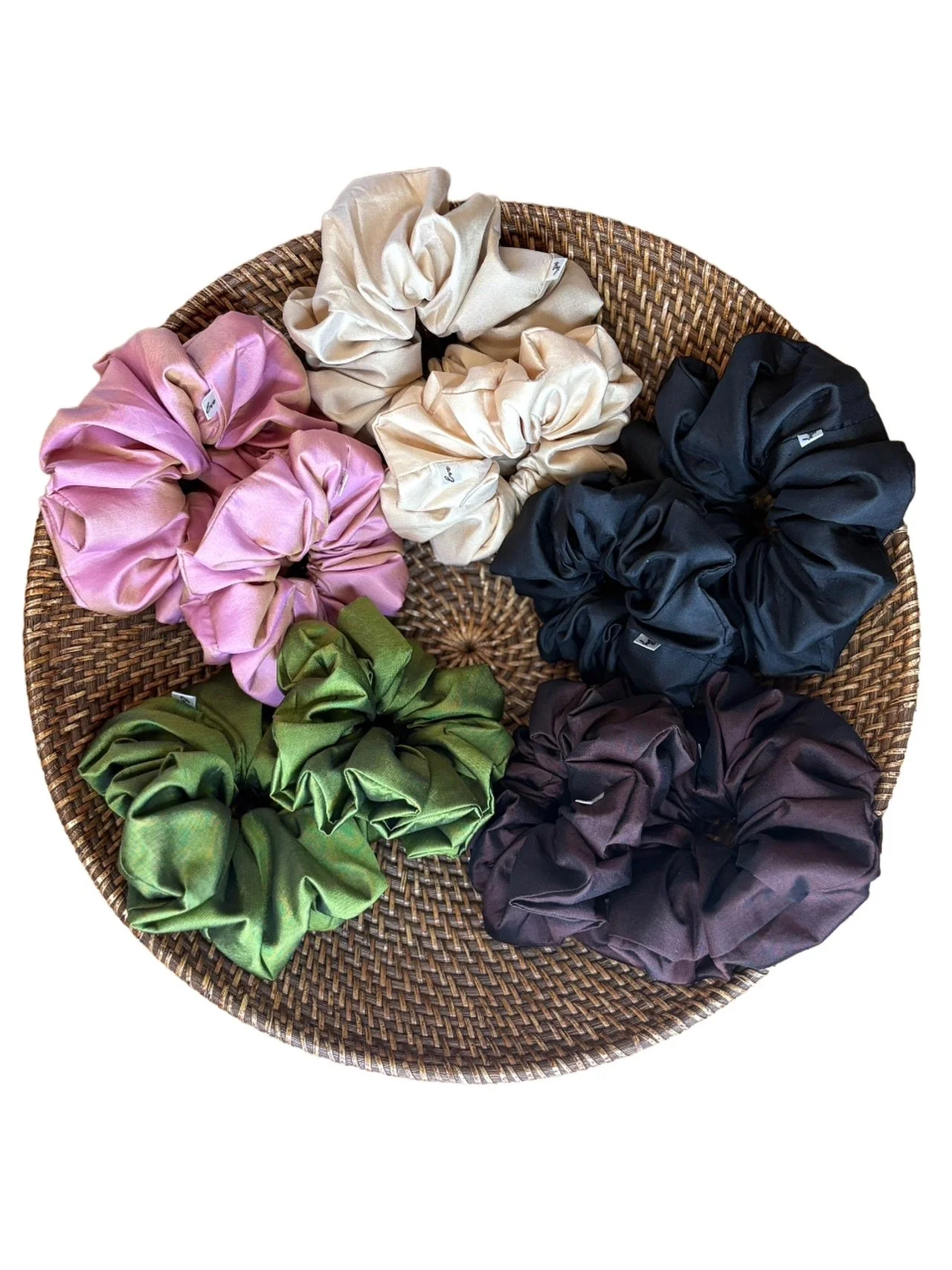 Meet the first BY EVE Collection. 🤍

F&uuml;nf zeitlose Farben, handgefertigt aus 100 % echter Thai-Seide &ndash; f&uuml;r jeden Stil und jeden Tag.

Jeder Scrunchie besitzt die charakteristische Struktur und den nat&uuml;rlichen Schimmer echter Tha
