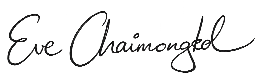 Unterschrift mit dem Namen 'Eve Chaimongkol' in eleganter Schreibschrift auf schwarzem Hintergrund.