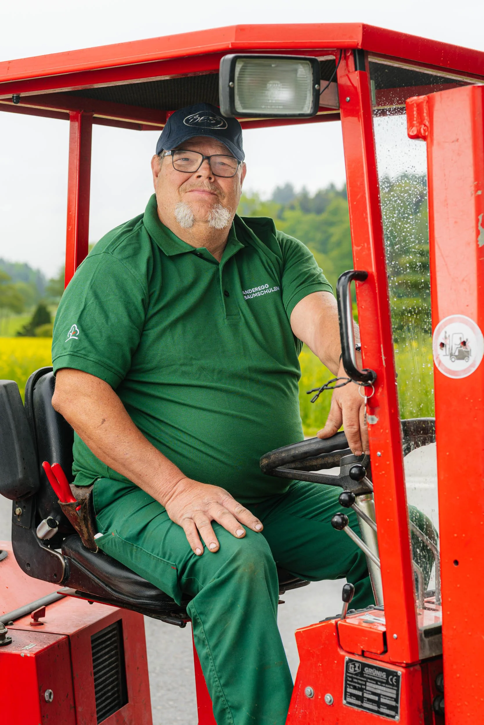 P-2025-422_Anderegg-Baumschulen-AG_Fotoproduktion-Mitarbeiter-Fritz-Mühlenthaler -web.jpg