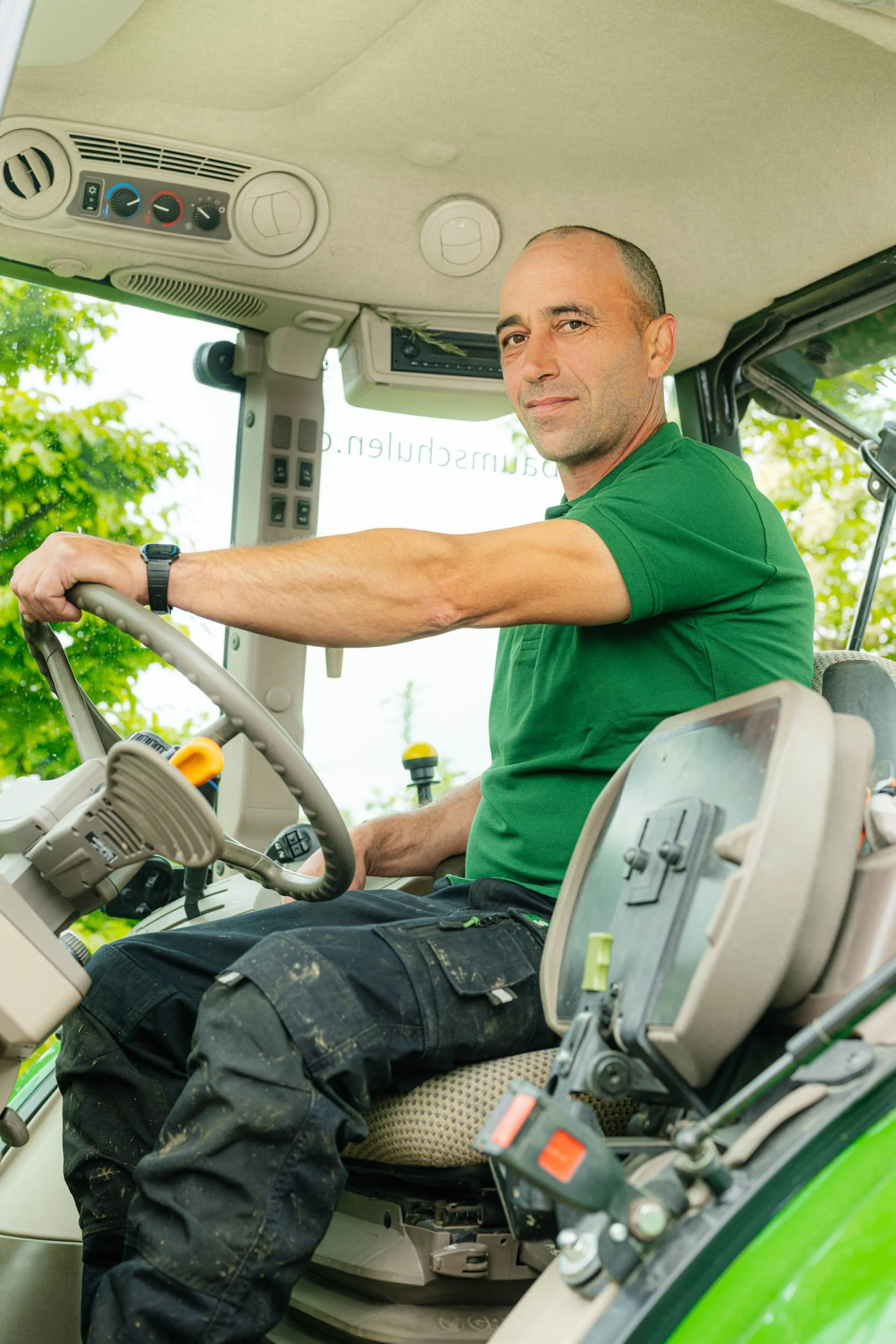 P-2025-422_Anderegg-Baumschulen-AG_Fotoproduktion-Mitarbeiter-Antonio-Silva-web.jpg