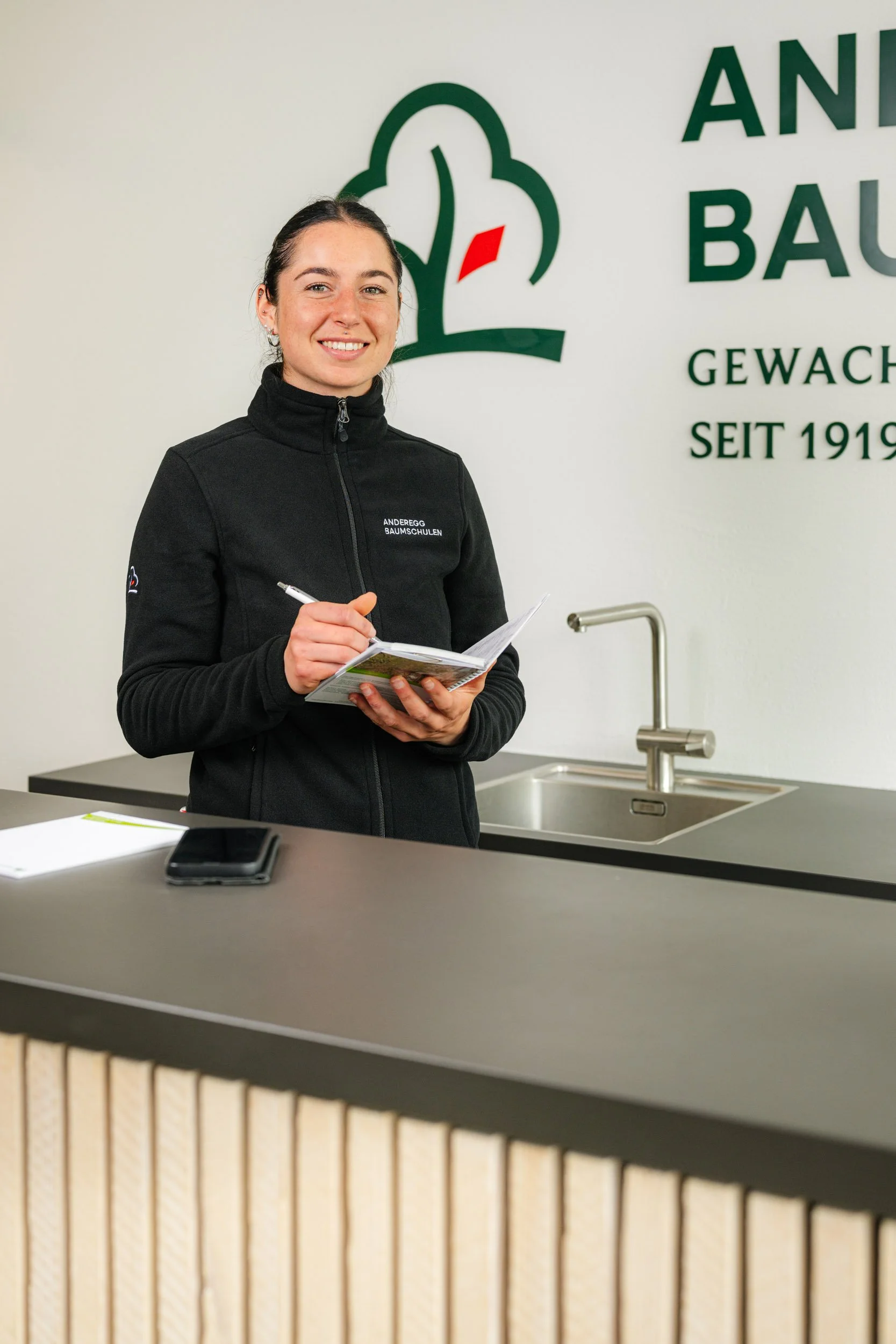 P-2025-422_Anderegg-Baumschulen-AG_Fotoproduktion-Mitarbeiter-Samira-Zuber-web.jpg