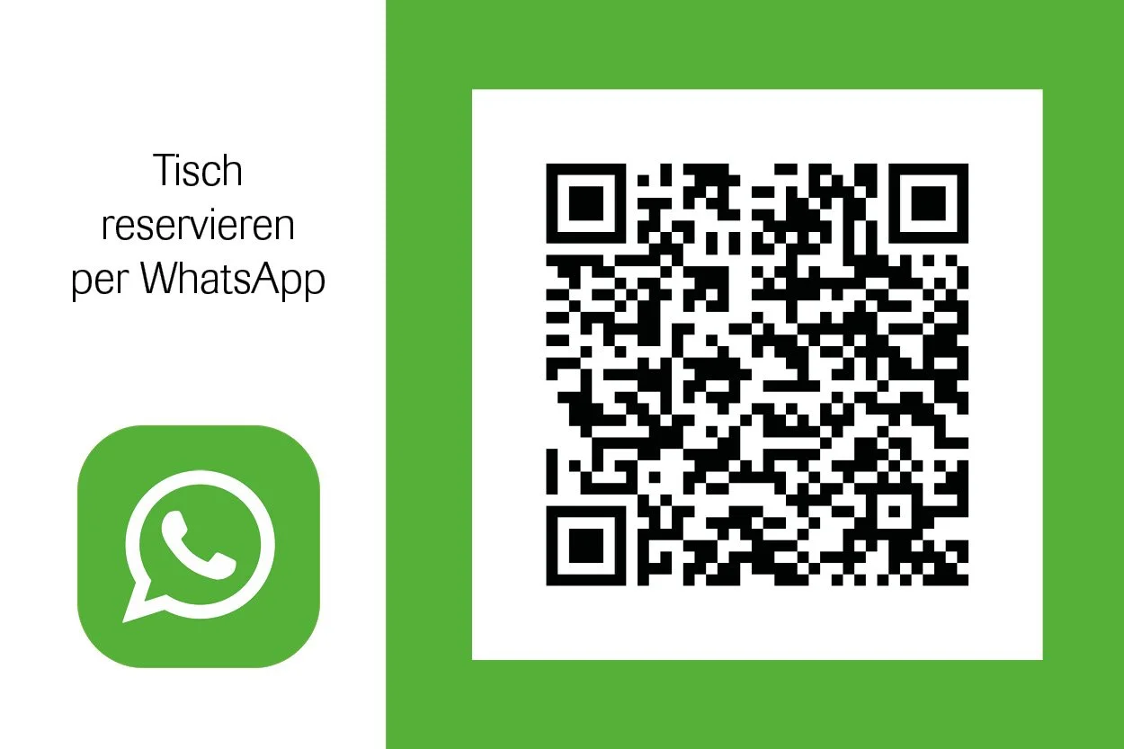 QR-Code mit Text, der zum Reservieren eines Tisches via WhatsApp auffordert.