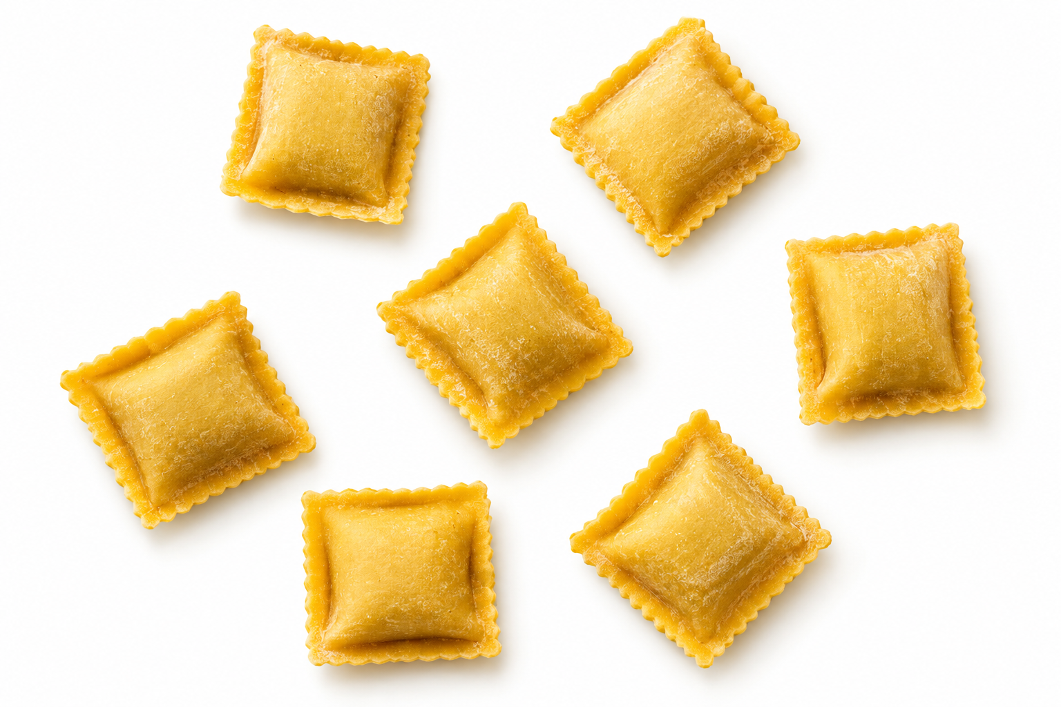 Sechs gefüllte Ravioli auf weißem Hintergrund, nahaufnahme, italienische Pasta
