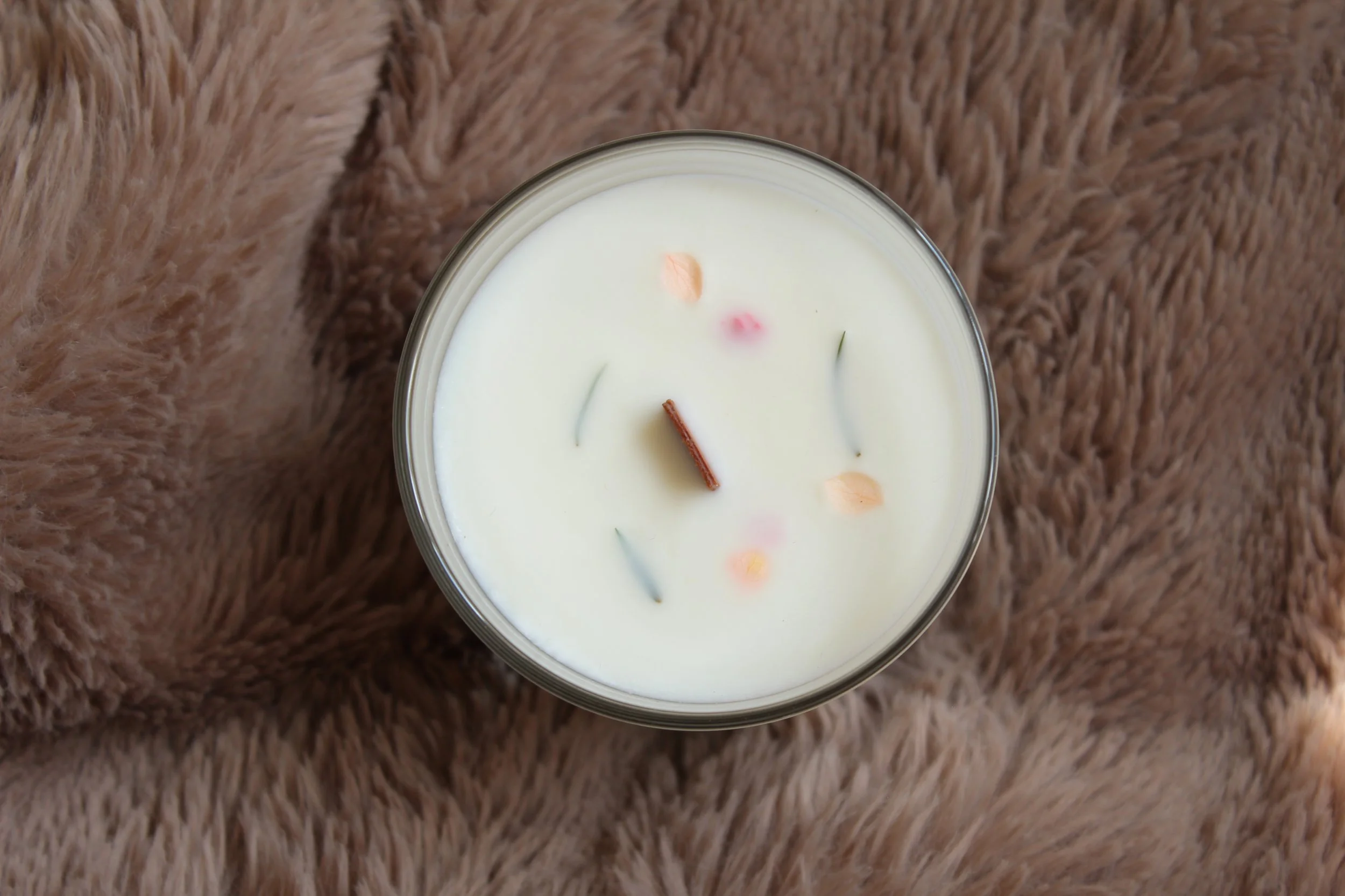 Fresh linen scented soy candle in glass jar with wooden wick, decorated with dried flowers, by Mara Candles