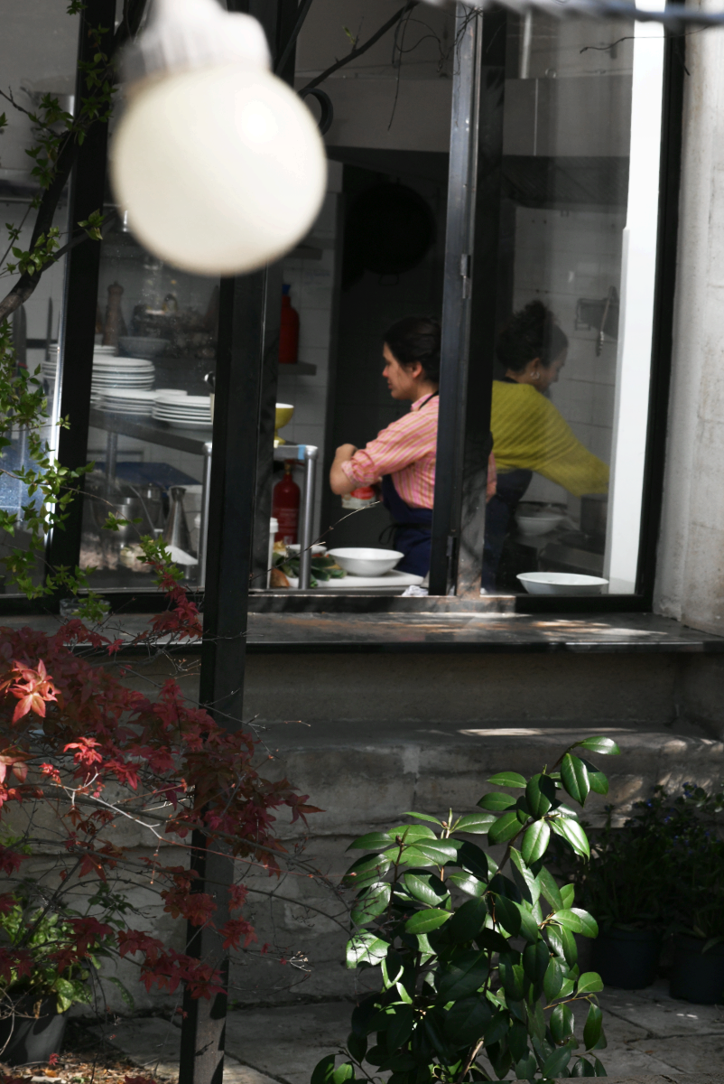 Natalia Crozon et Maud en cuisine aux fourneaux de la Courtille à Tavel.