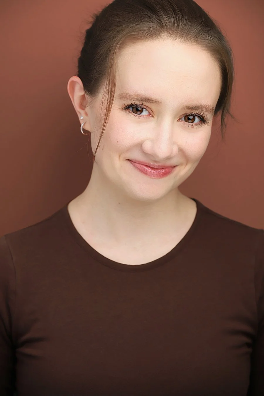 actress-orange-background-brown-hair-web_orig.jpg