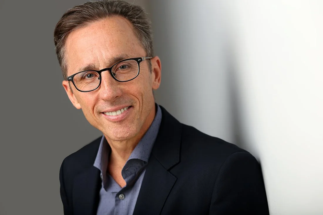 business-headshot-studio-wall_orig.jpg