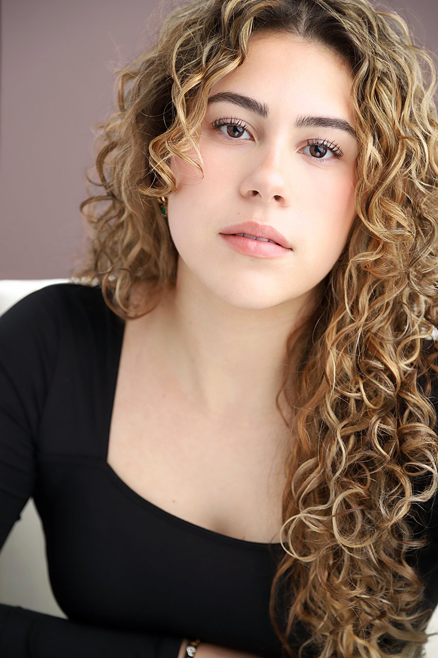 beautiful-curly-hair-20s-actress-pink-background_orig.jpg
