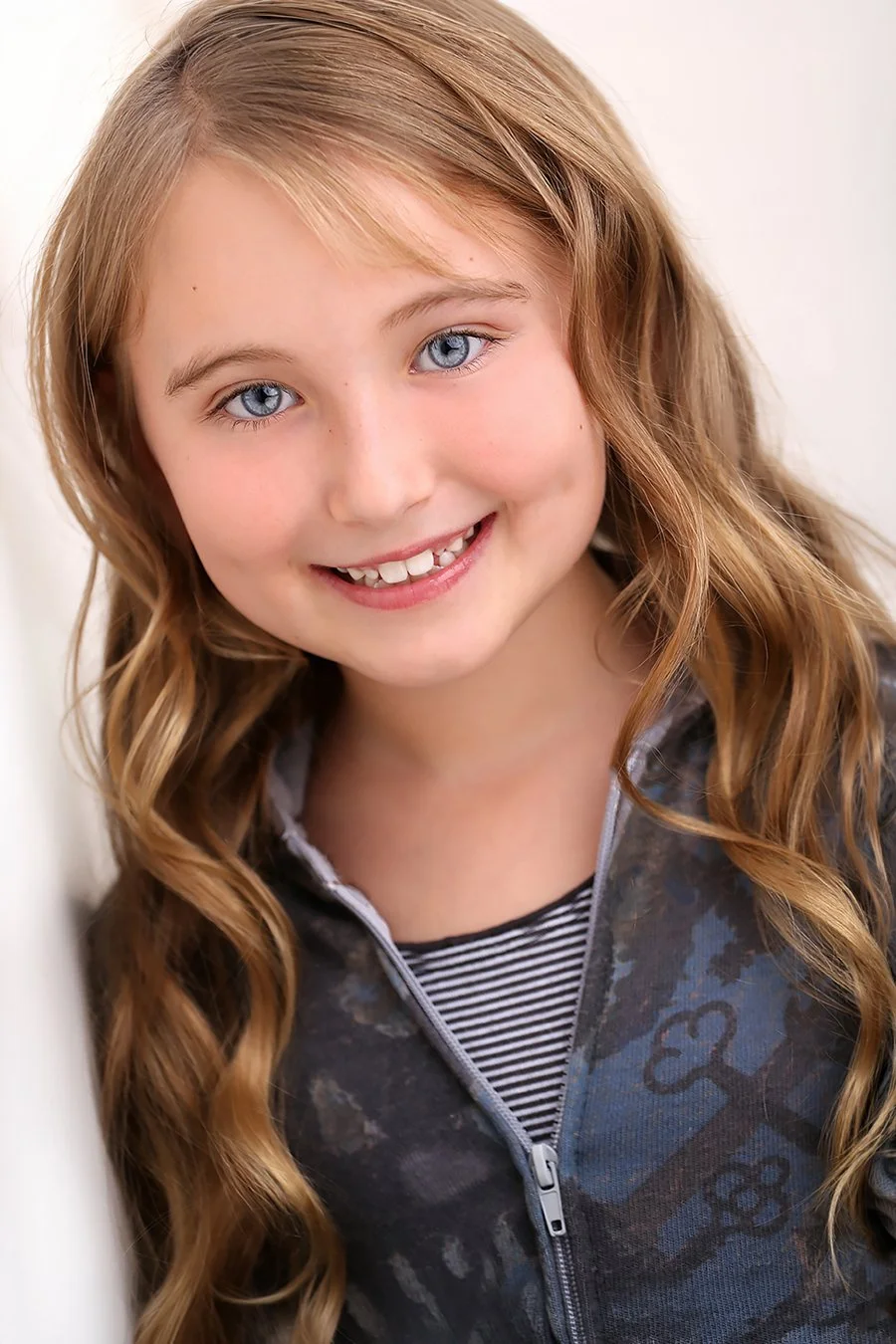 kids blue eye actress in hoodie_(2).jpg