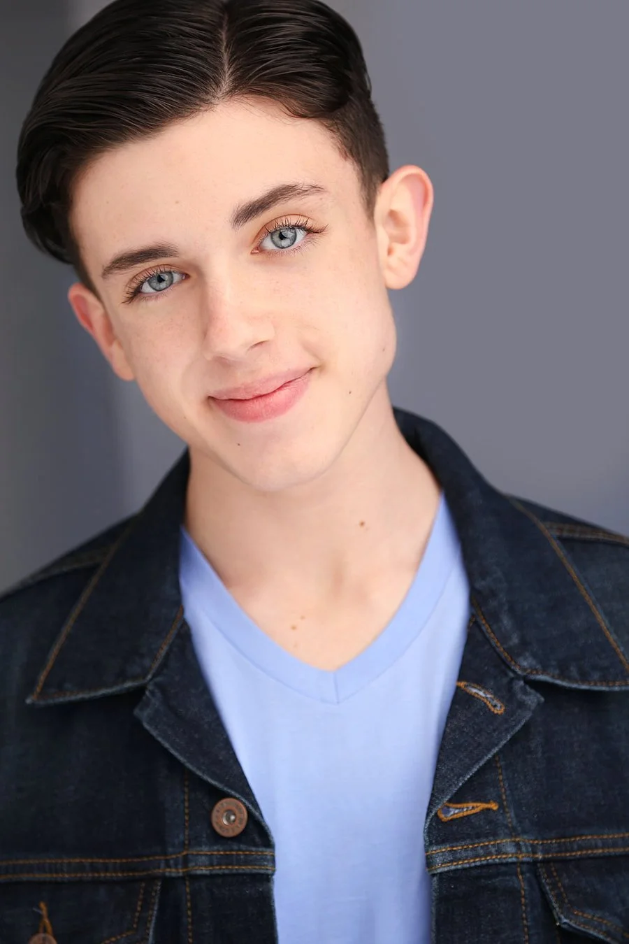 blue-eyed-teen-actor-dark-hair_orig.jpg