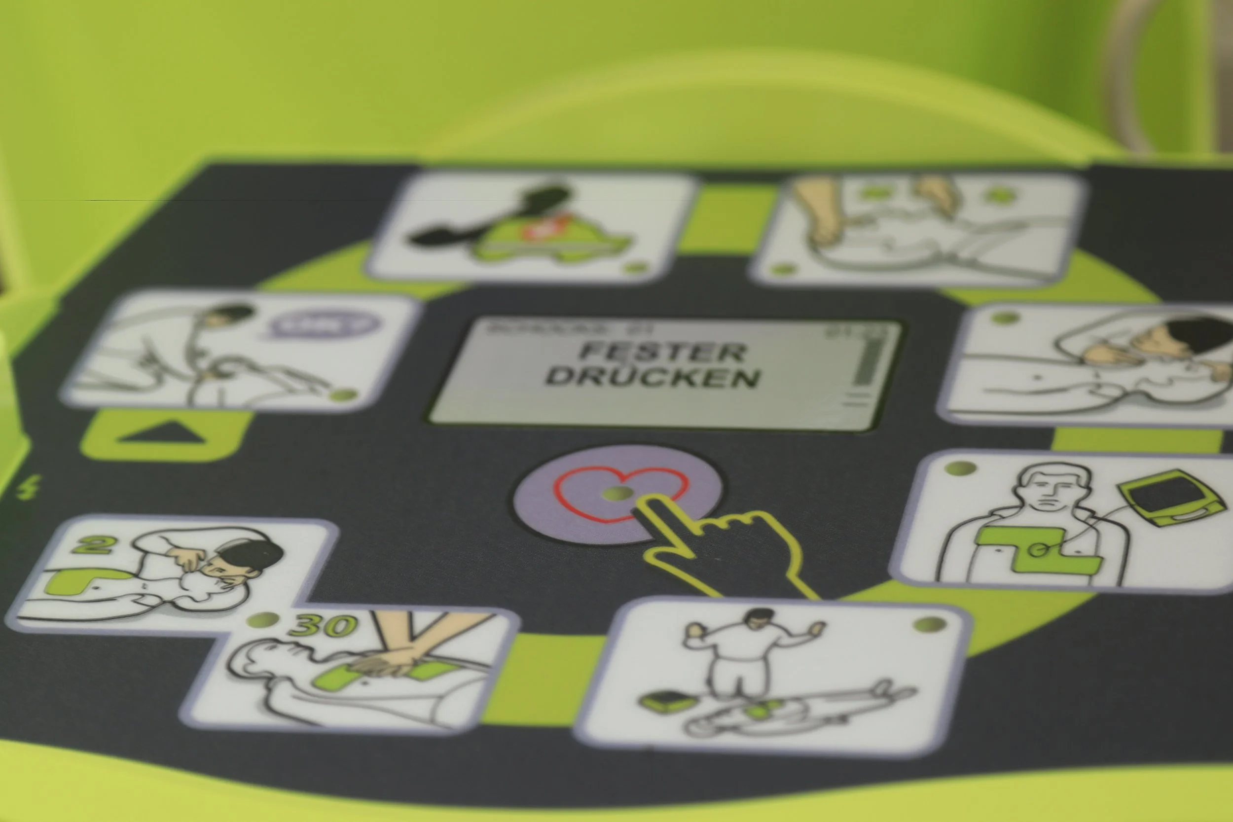 Ein Medizingerät mit Anweisungen und Illustrationen für die Durchführung verschiedener Untersuchungen auf einer schwarzen Oberfläche