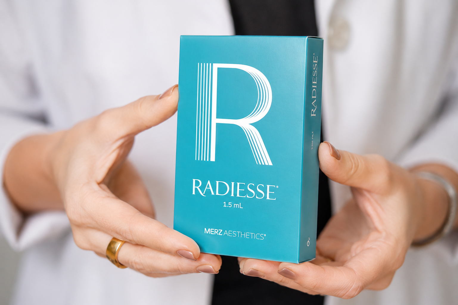 Person holding a teal box of Radiessé
