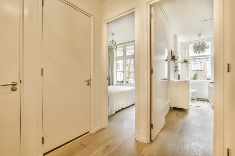 Skandinaviskt sovrum med nybäddad säng i ljusa toner, nordisk stil