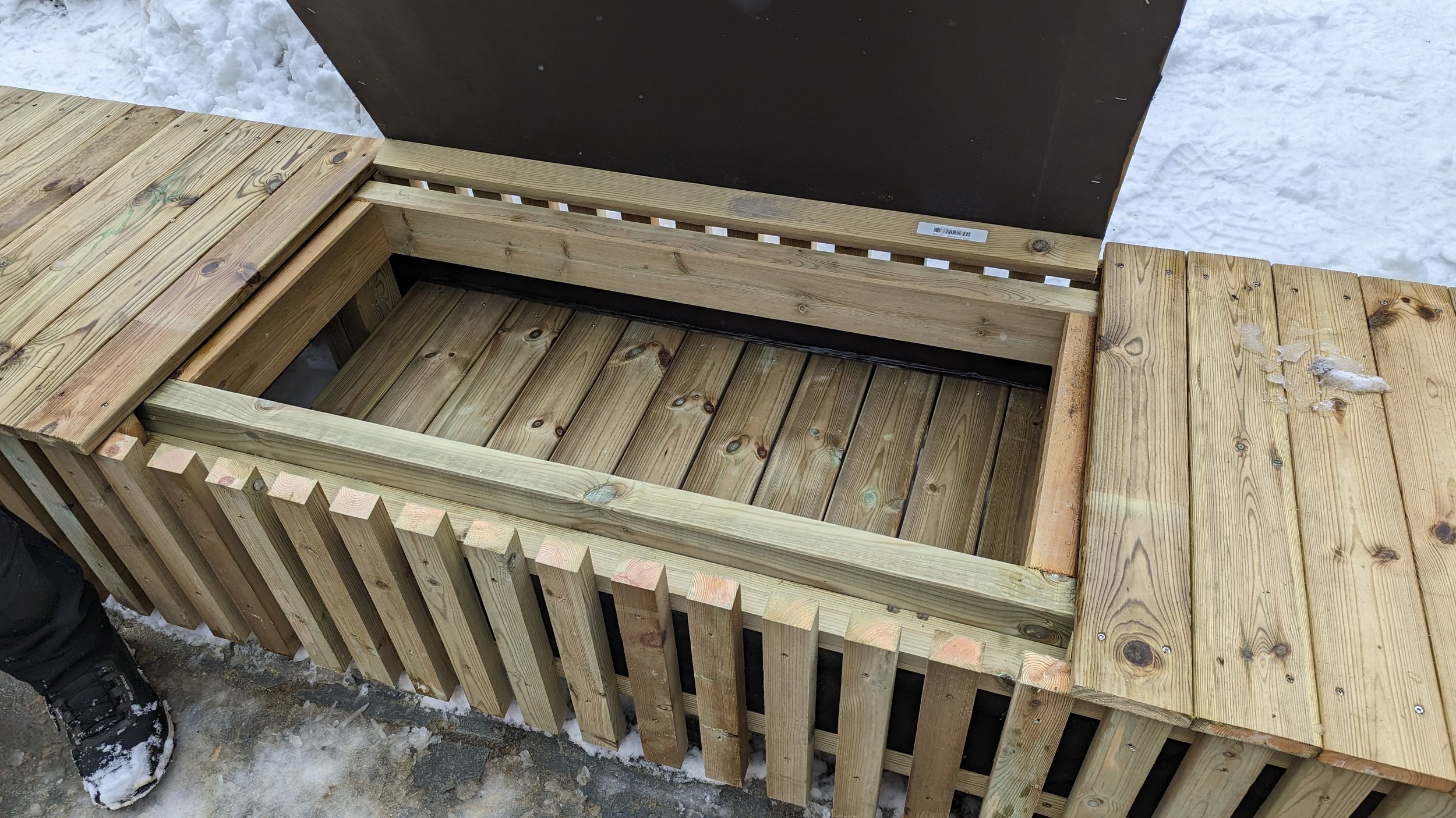 Tredekk under konstruksjon av treverk på snøbakke.