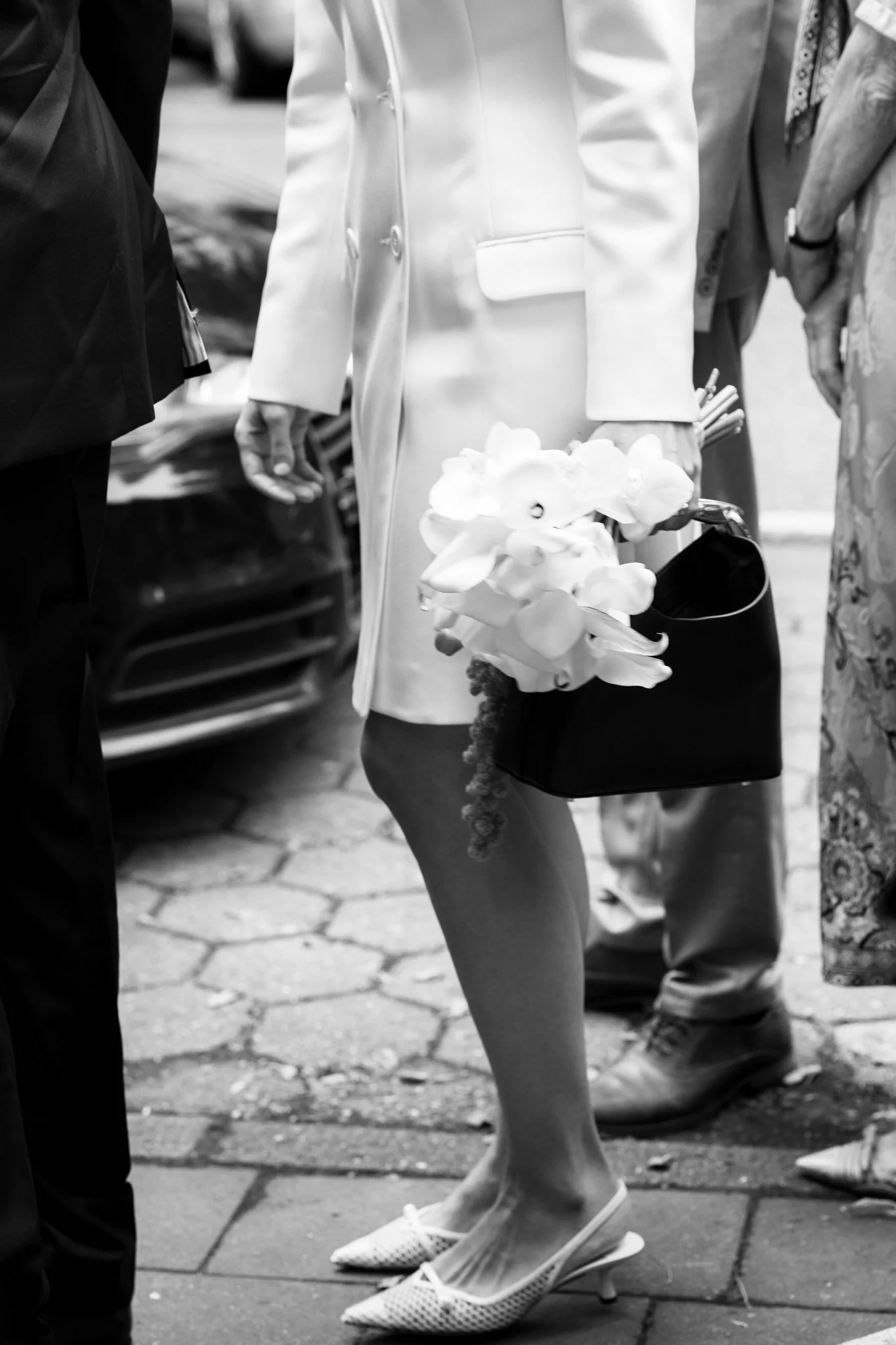 Nahaufnahme von einem Brautkleid, das von einer Braut getragen wird, die eine Hochzeitszeremonie besucht.