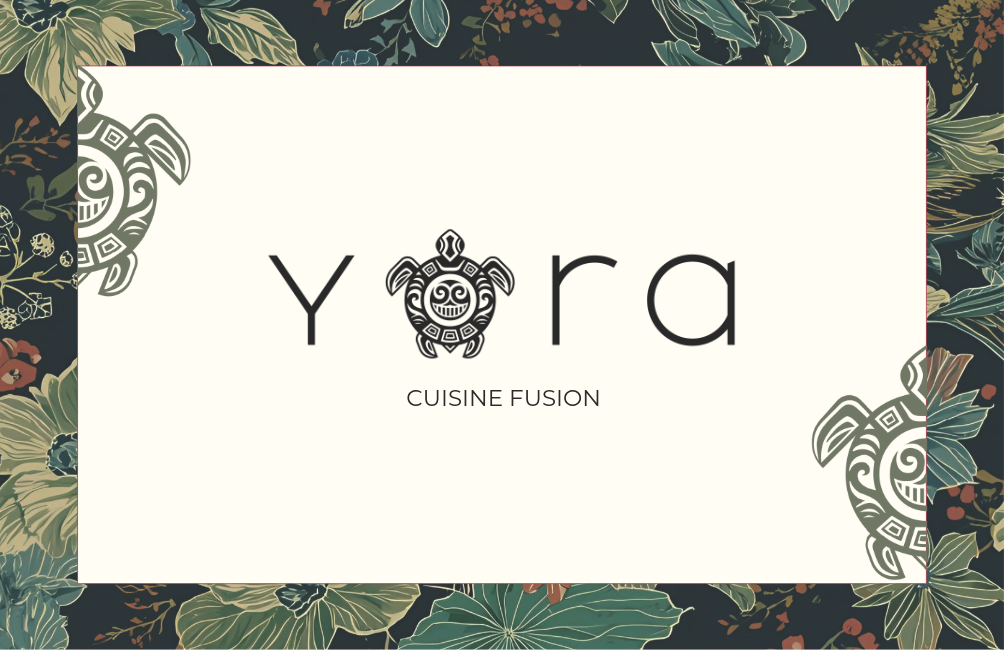 Logo de restaurant nommée 'Yora' avec un symbole de tortue inuit et le texte 'Cuisine Fusion' sur un fond floral tropical.