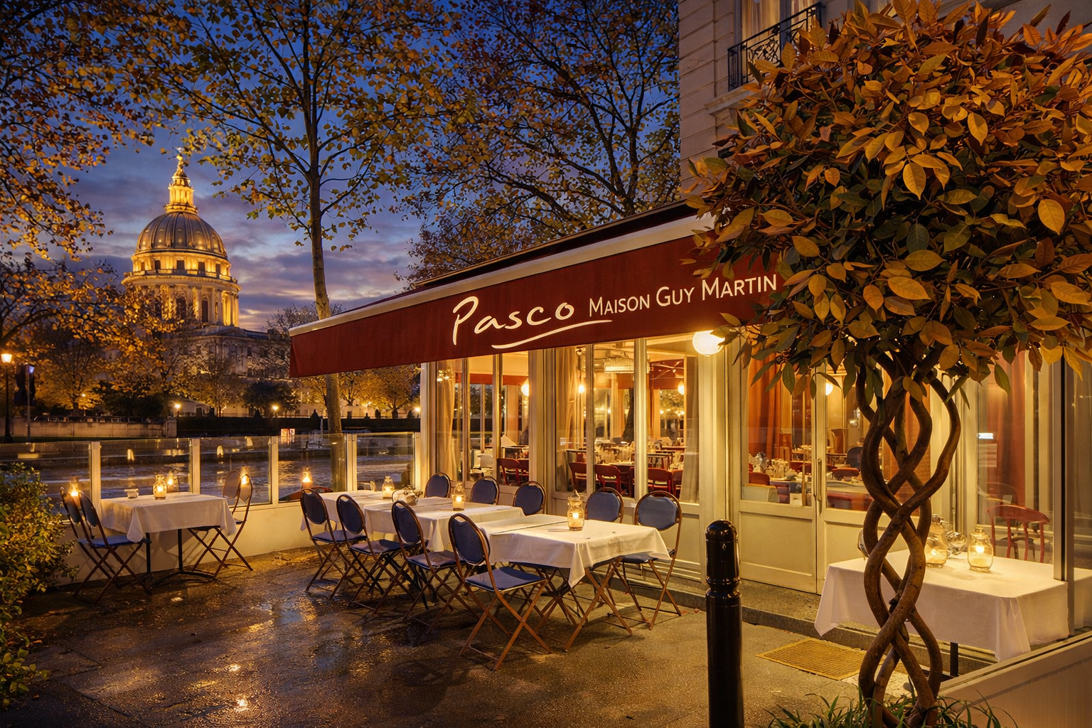Terrasse de restaurant avec tables et chaises, chandelles allumées, devant un bâtiment avec enseigne « Pasco Maison Guy Martin », arbres en automne, au coucher du soleil, à Paris.
